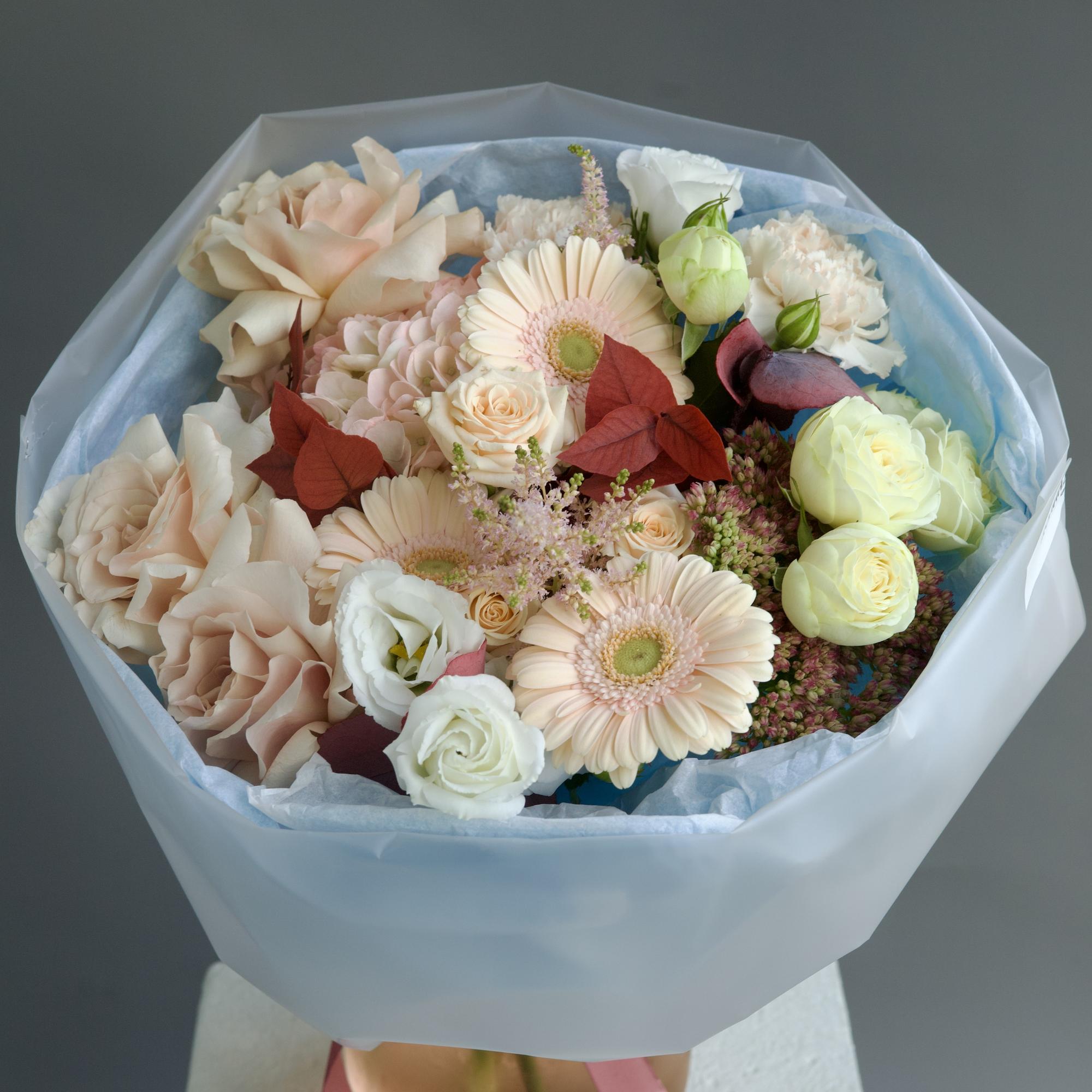 БУКЕТ КРУГЛЫЙ СБОРНЫЙ В НЕЖНОЙ ГАММЕ С ЯРКИМИ АКЦЕНТАМИ
