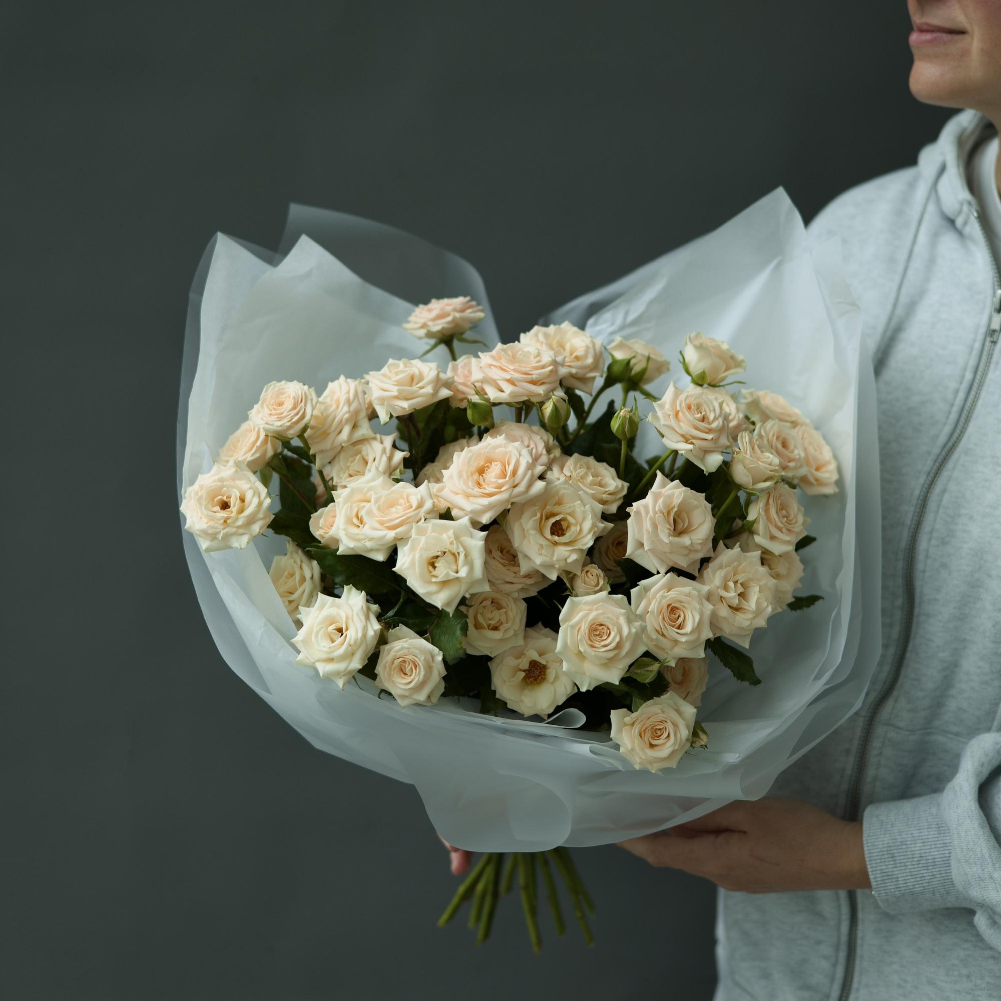 МОНО - БУКЕТ ИЗ КУСТОВЫХ РОЗ СОРТА "ТАНЯ"