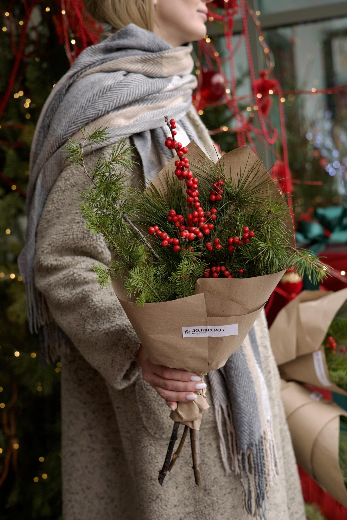 БУКЕТ ИЗ ЖИВОЙ ХВОИ С ИЛЕКСОМ