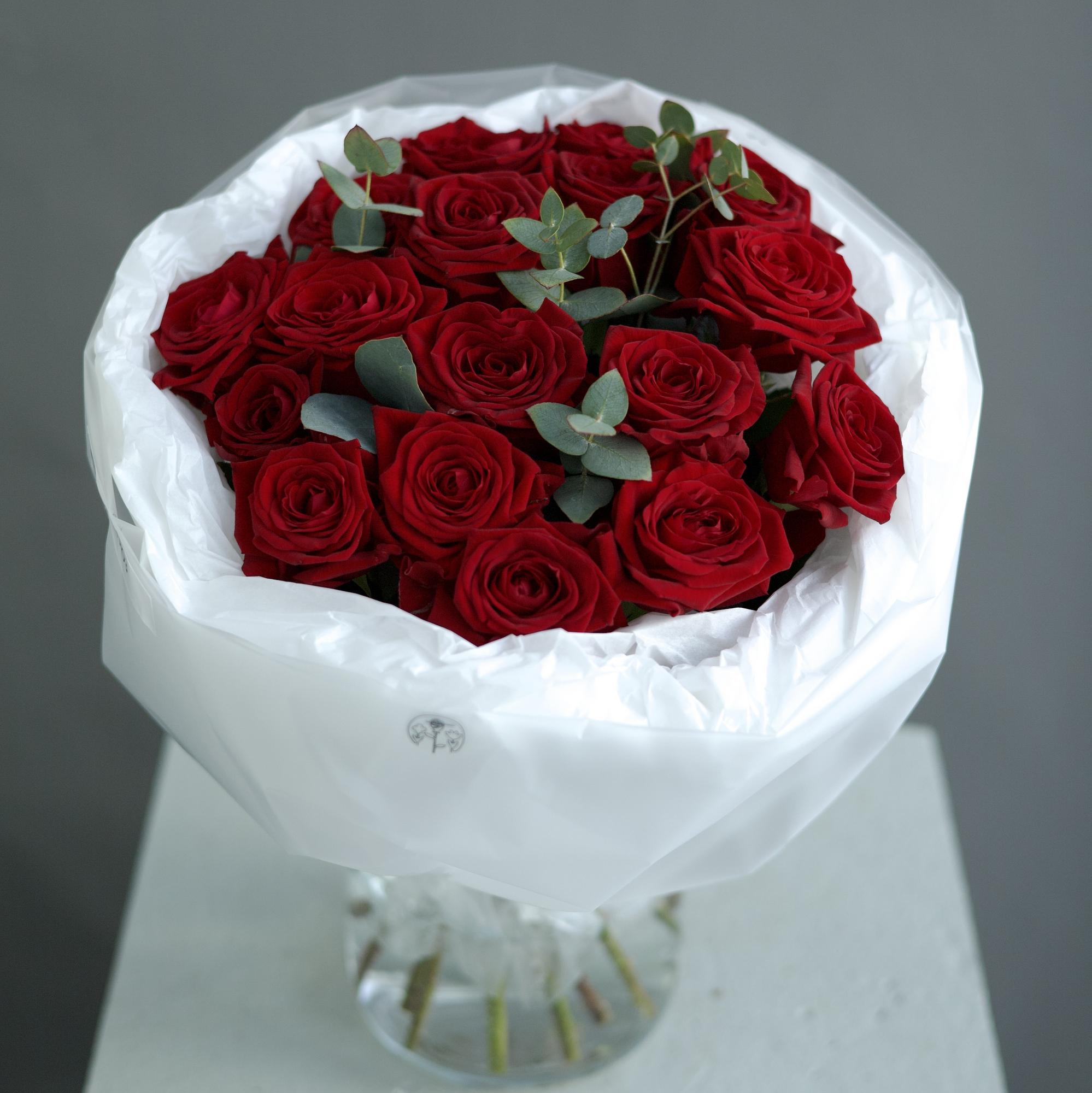 МИКС - БУКЕТ ИЗ 17 РОЗ СОРТА "РЕД НАОМИ" С ЭВКАЛИПТОМ