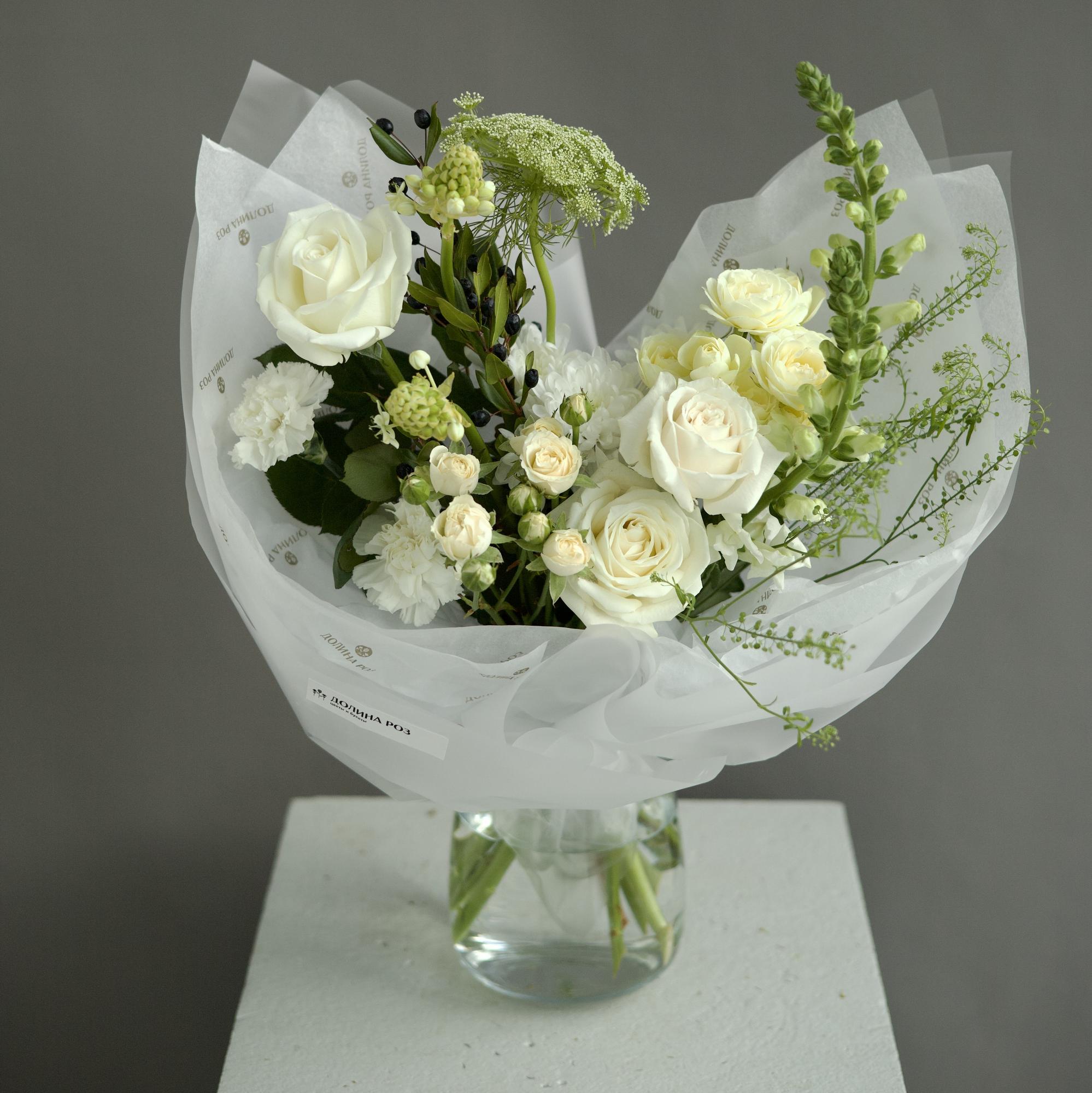 БУКЕТ СБОРНЫЙ РАСКИДИСТЫЙ В МОНОХРОМНОЙ ГАММЕ