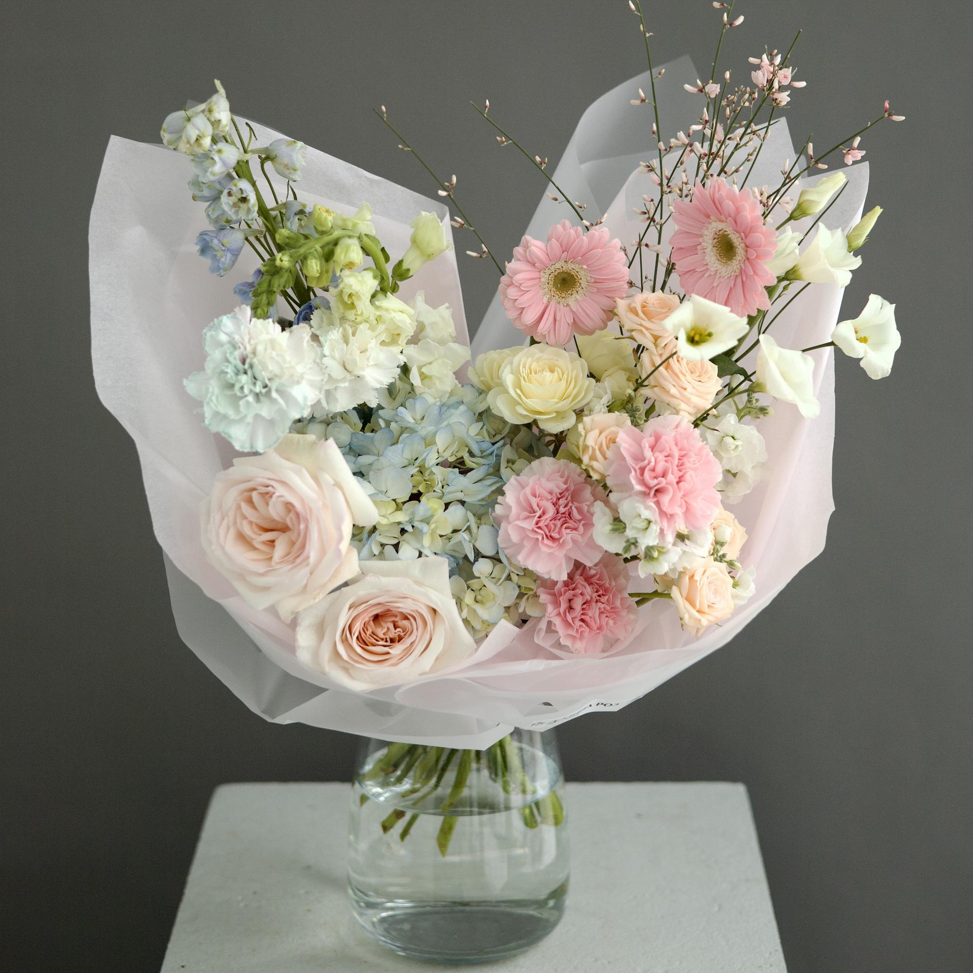 БУКЕТ СБОРНЫЙ В РОЗОВО - ГОЛУБОЙ ГАММЕ