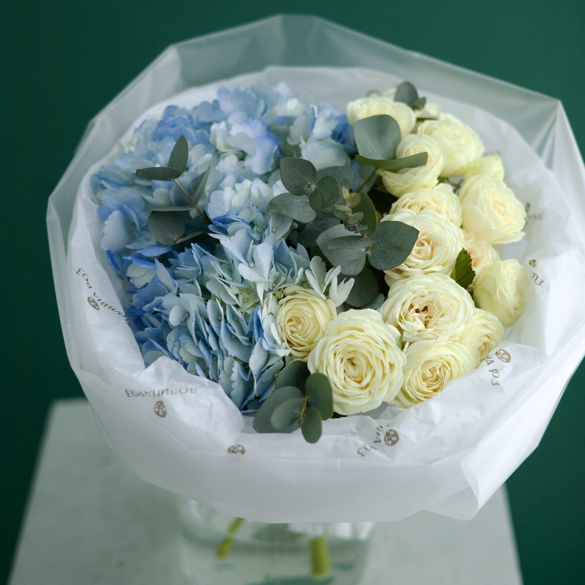 БУКЕТ ИЗ ГОРТЕНЗИЙ И КУСТОВЫХ РОЗ