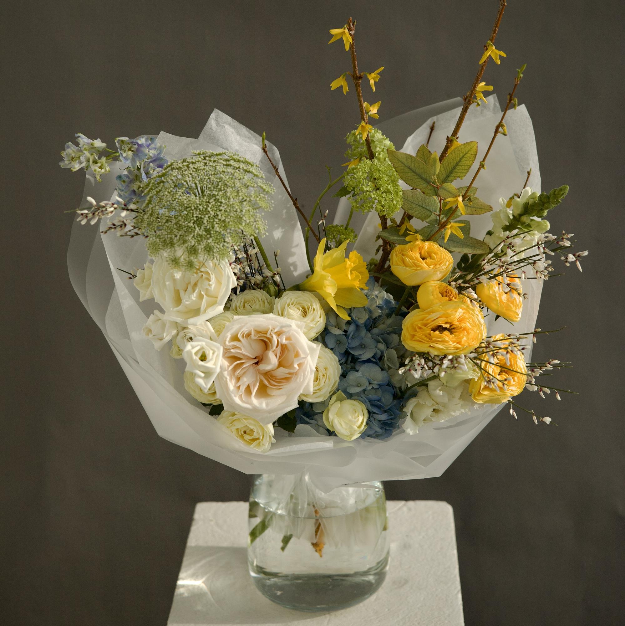 БУКЕТ В БЕЛО - ЖЕЛТОЙ ГАММЕ