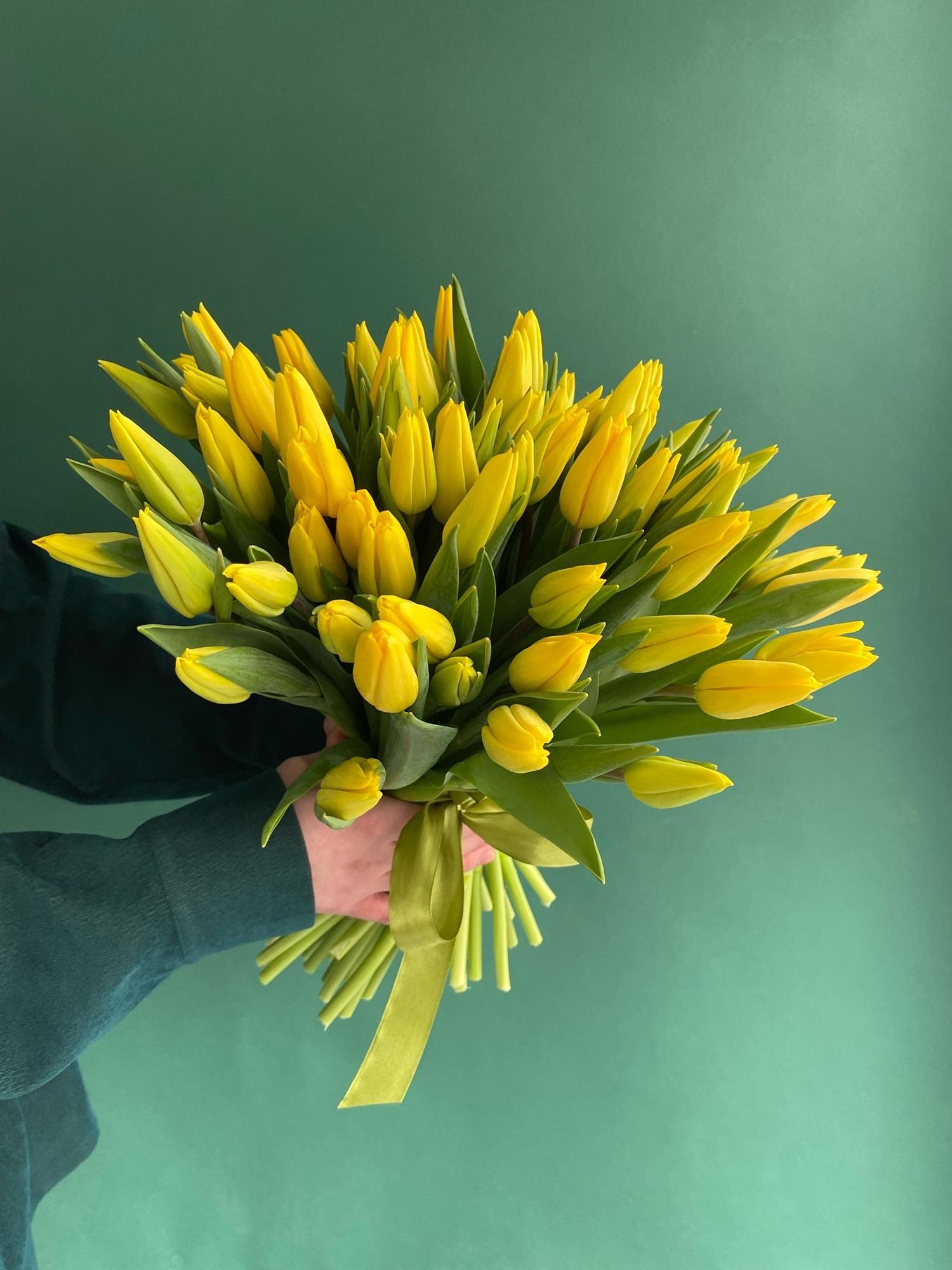 МОНО-БУКЕТ ИЗ  75  ЖЕЛТЫХ ТЮЛЬПАНОВ В ЛЕНТУ