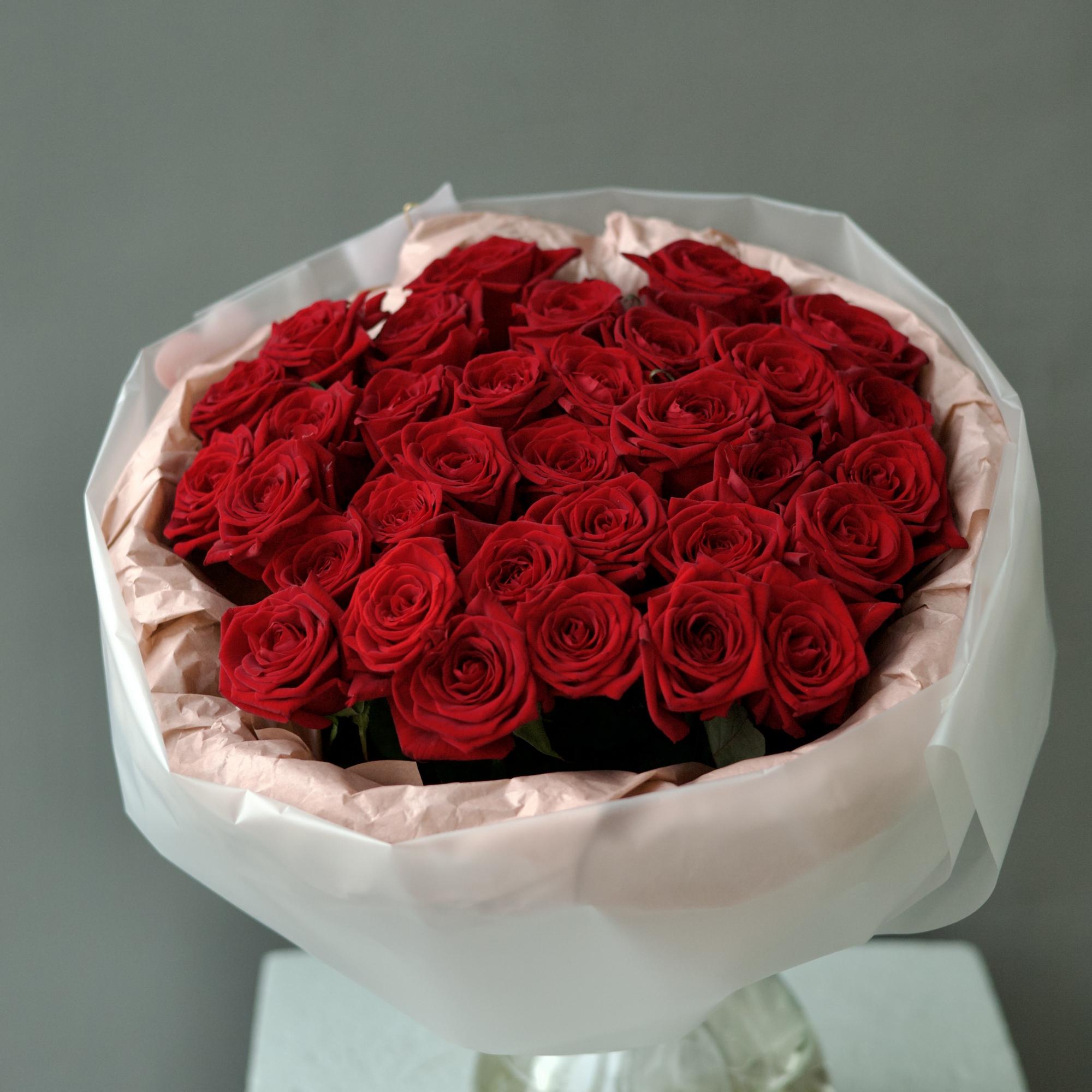 МОНО-БУКЕТ ИЗ 33 РОЗ СОРТА "РЕД НАОМИ"