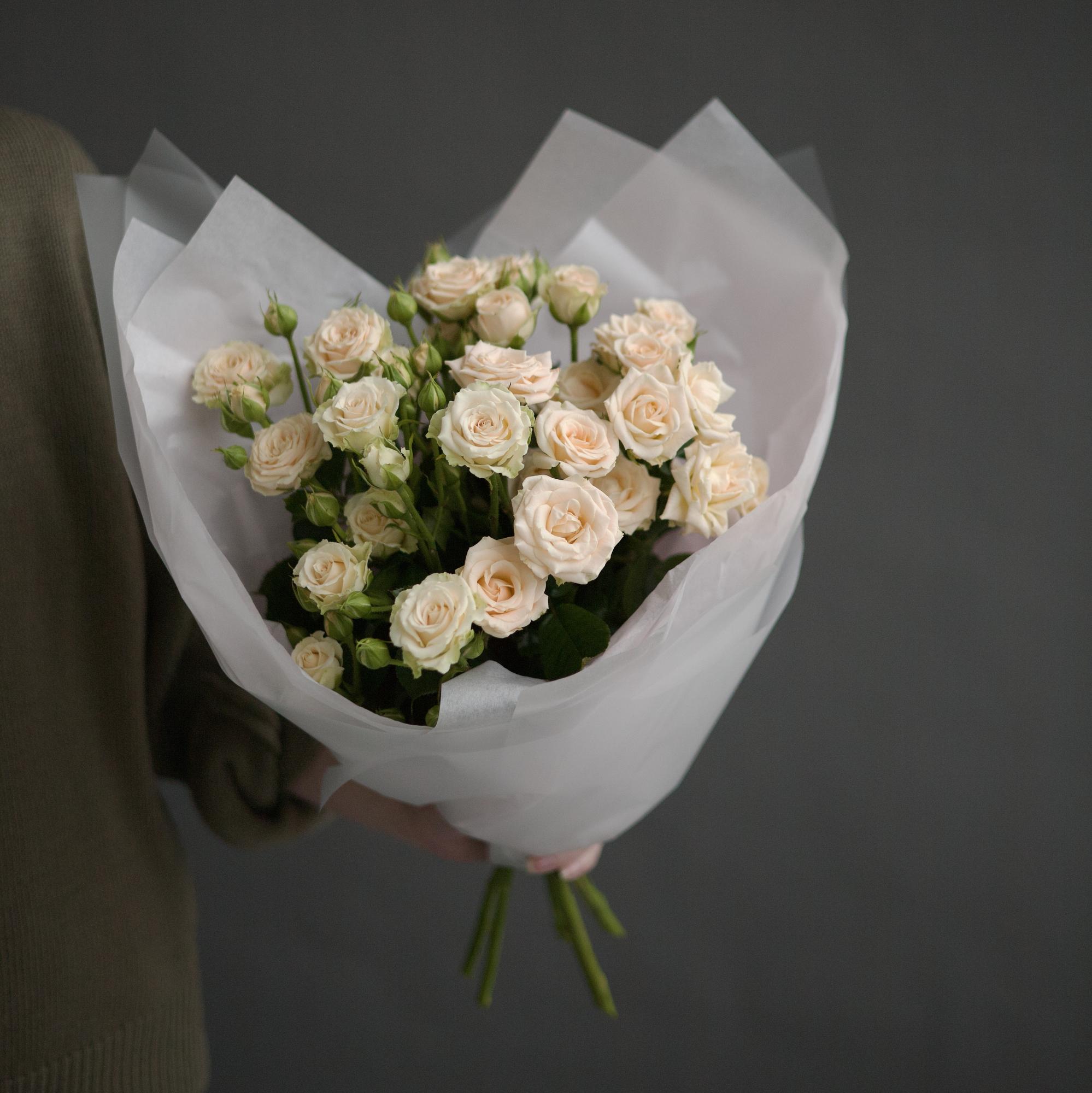 МОНО - БУКЕТ ИЗ КУСТОВЫХ РОЗ СОРТА "ТАНЯ"