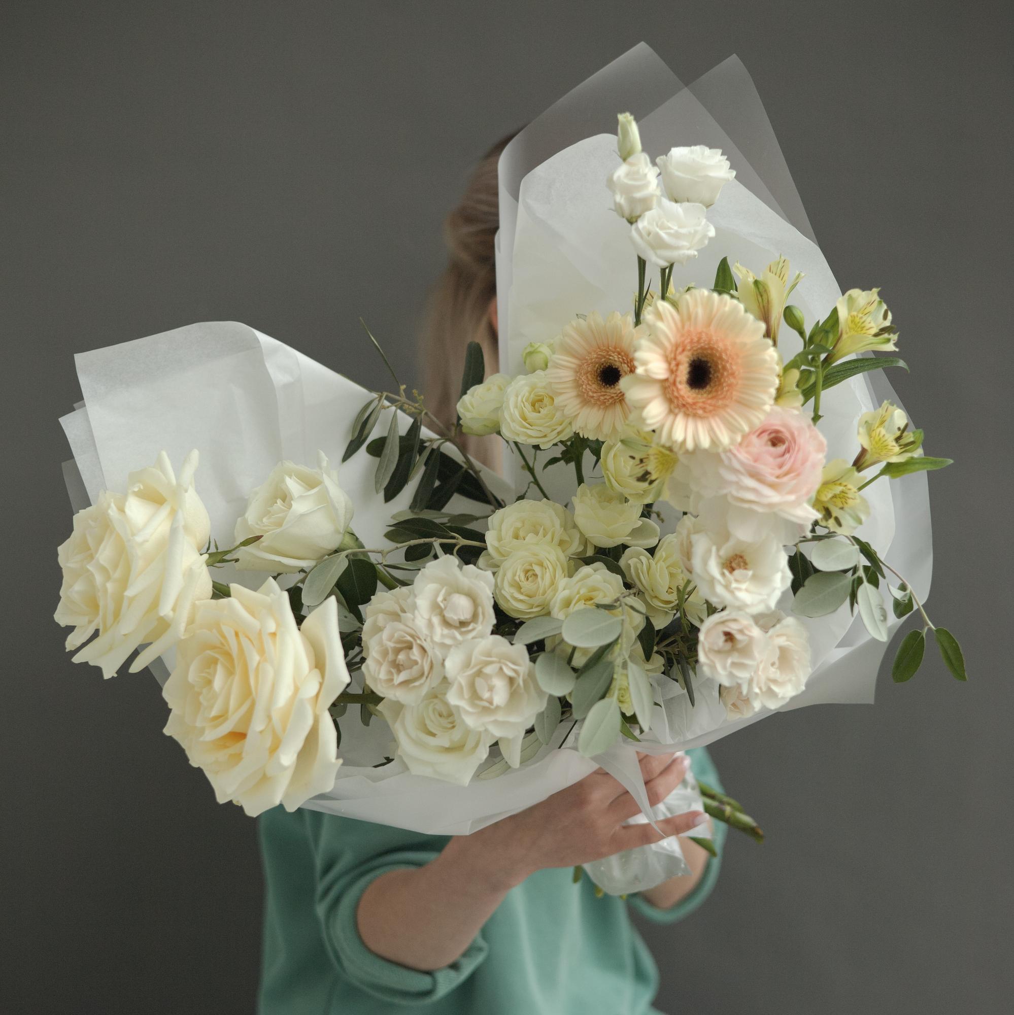 БУКЕТ СБОРНЫЙ РАСКИДИСТЫЙ В КРЕМОВОЙ ГАММЕ