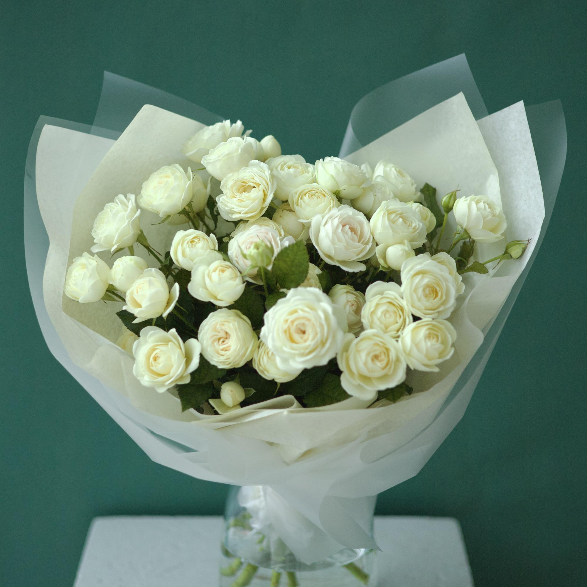 МОНО - БУКЕТ ИЗ КУСТОВОЙ РОЗЫ СНОУ ВОЛД