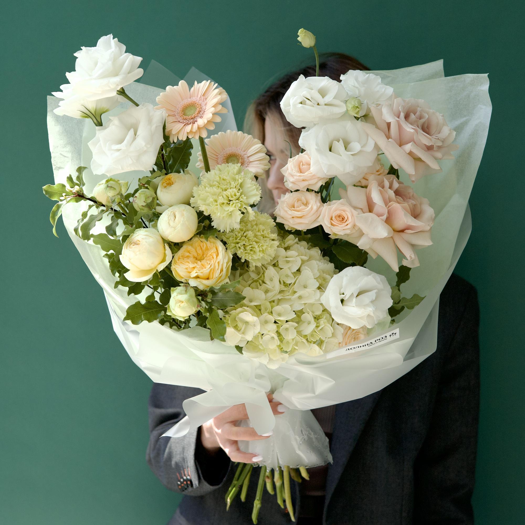 БУКЕТ СБОРНЫЙ РАСКИДИСТЫЙ В КРЕМОВОЙ ГАММЕ