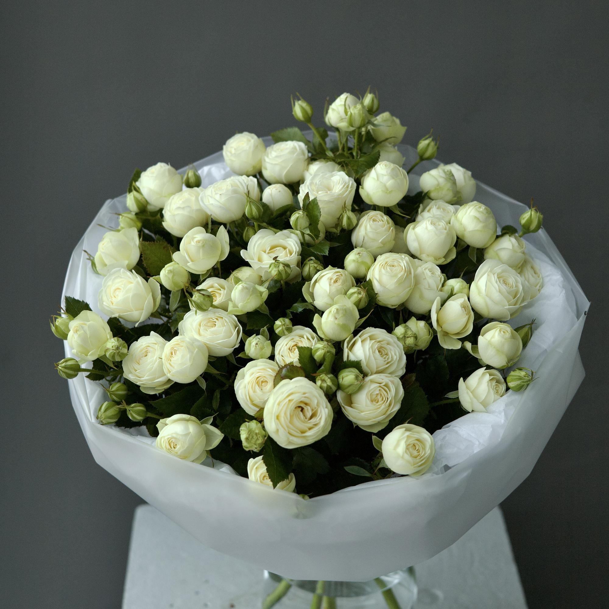 МОНО - БУКЕТ ИЗ КУСТОВОЙ РОЗЫ СНОУ ВОЛД