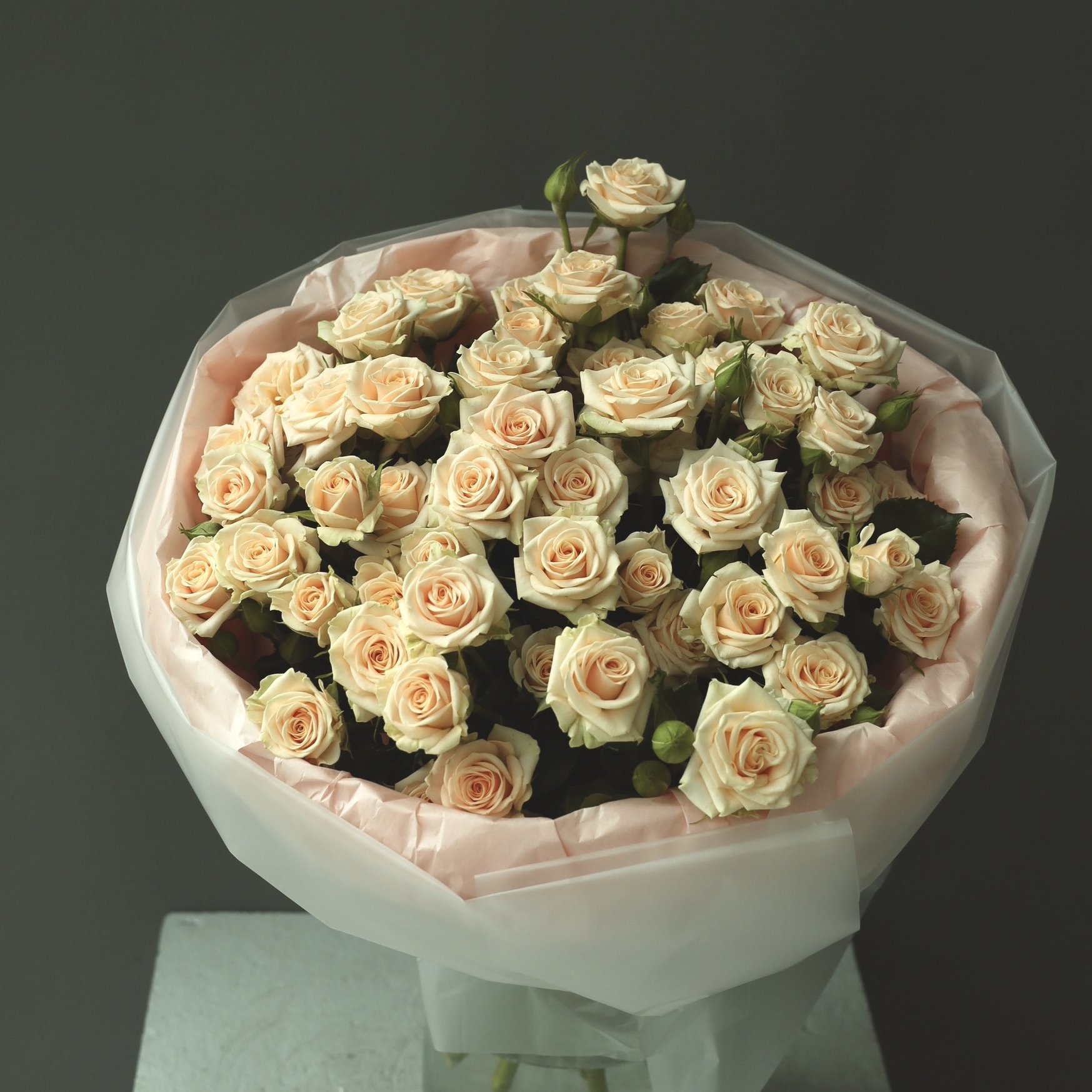 МОНО - БУКЕТ ИЗ КУСТОВЫХ РОЗ СОРТА "ТАНЯ"