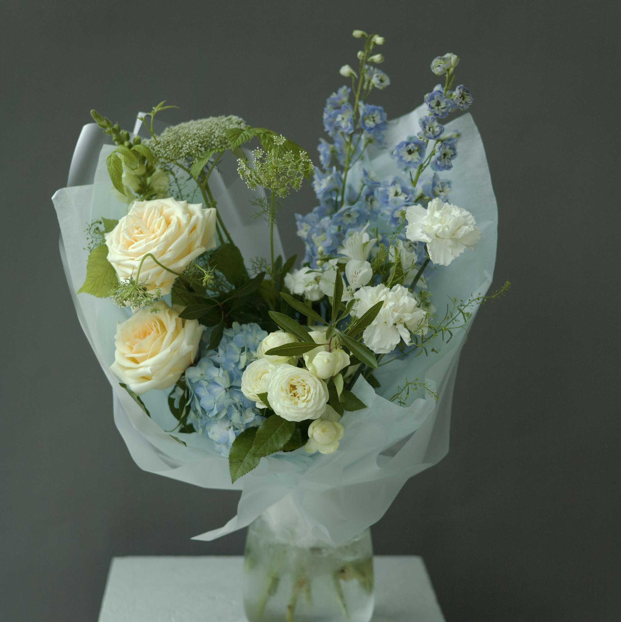 БУКЕТ СБОРНЫЙ В КРЕМОВО - ГОЛУБОЙ ГАММЕ