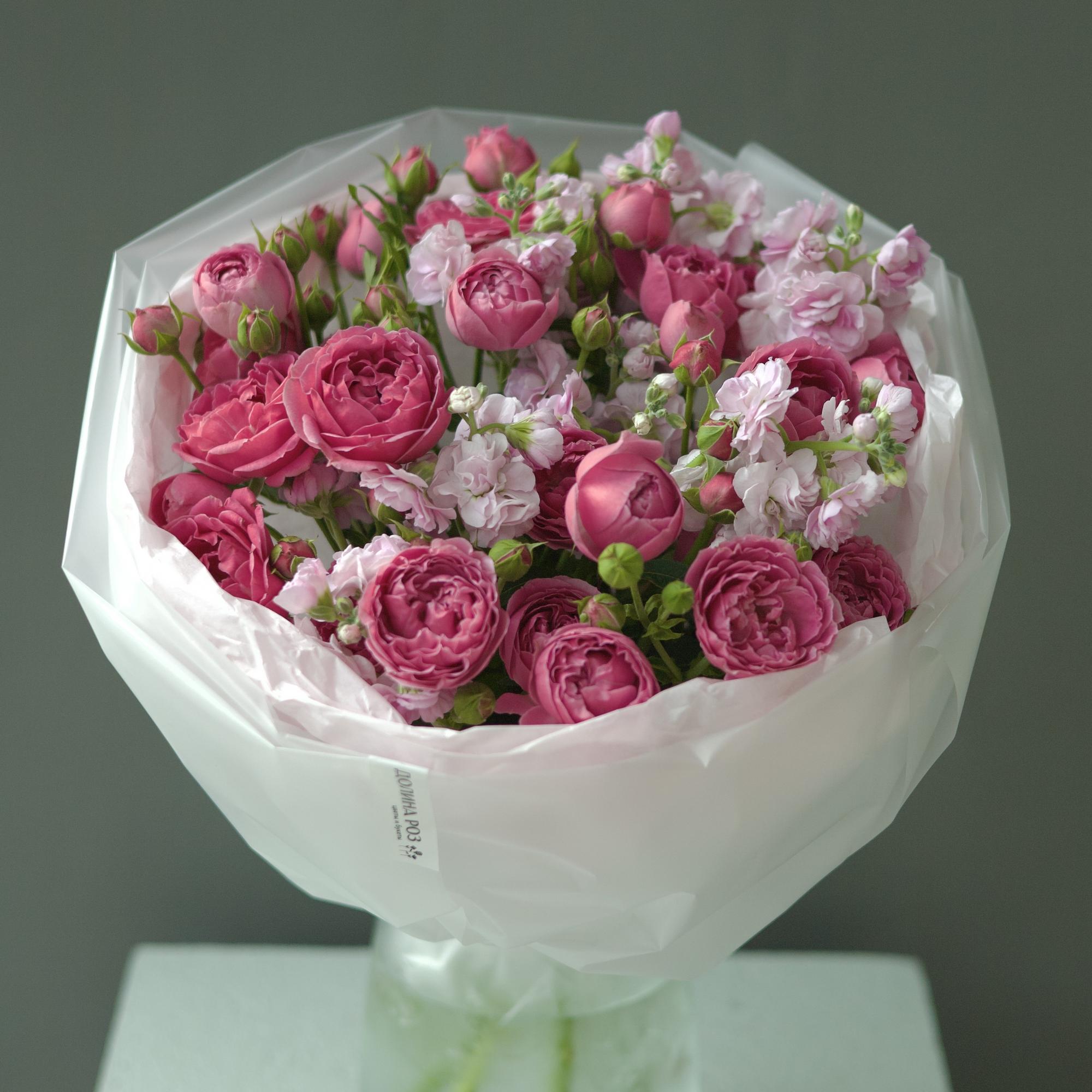 МИКС - БУКЕТ ИЗ КУСТОВЫХ РОЗ "МИСТИ БАББЛЗ" И МАТТИОЛЫ