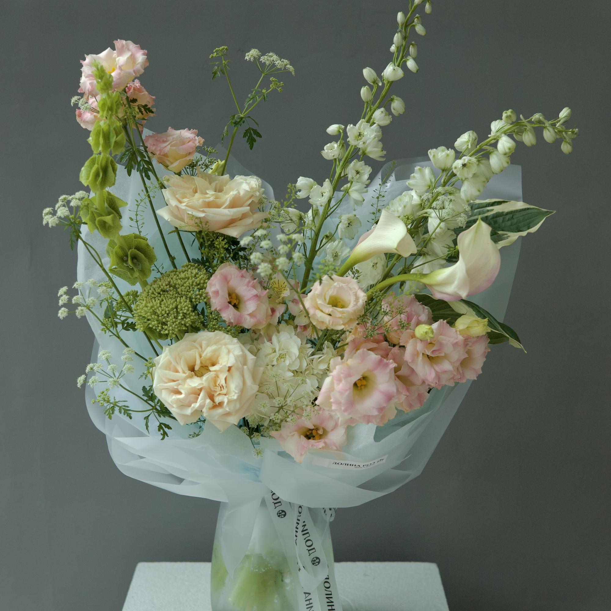 БУКЕТ СБОРНЫЙ РАСКИДИСТЫЙ В КРЕМОВО - РОЗОВОЙ ГАММЕ