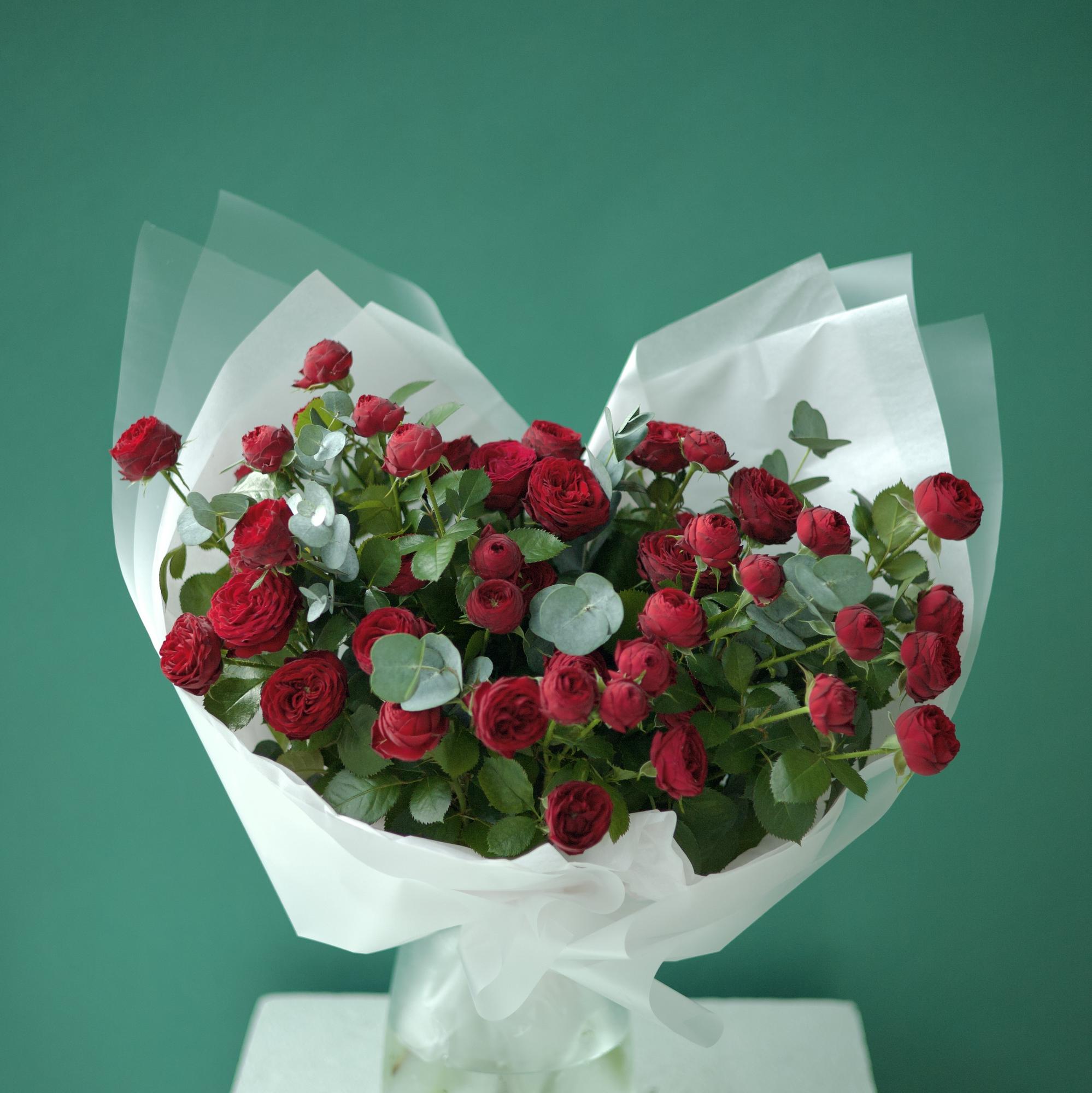 МИКС - БУКЕТ ИЗ КУСТОВЫХ РОЗ  "МАРУН" И ЭВКАЛИПТА