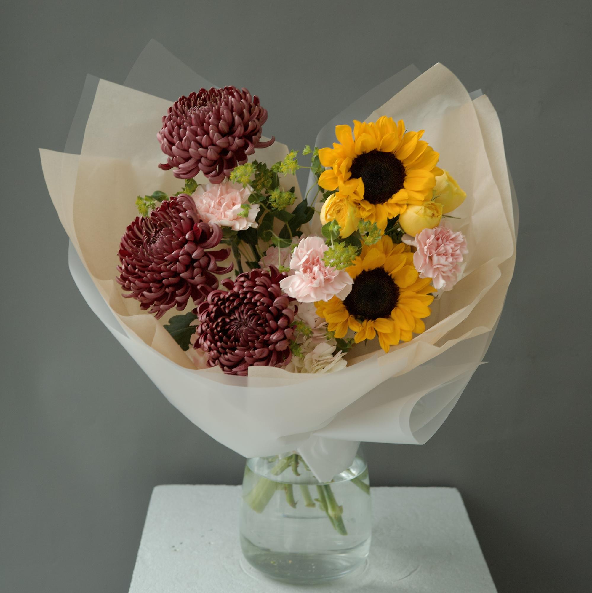 БУКЕТ СБОРНЫЙ С ПОДСОЛНУХАМИ В ЯРКОЙ ГАММЕ
