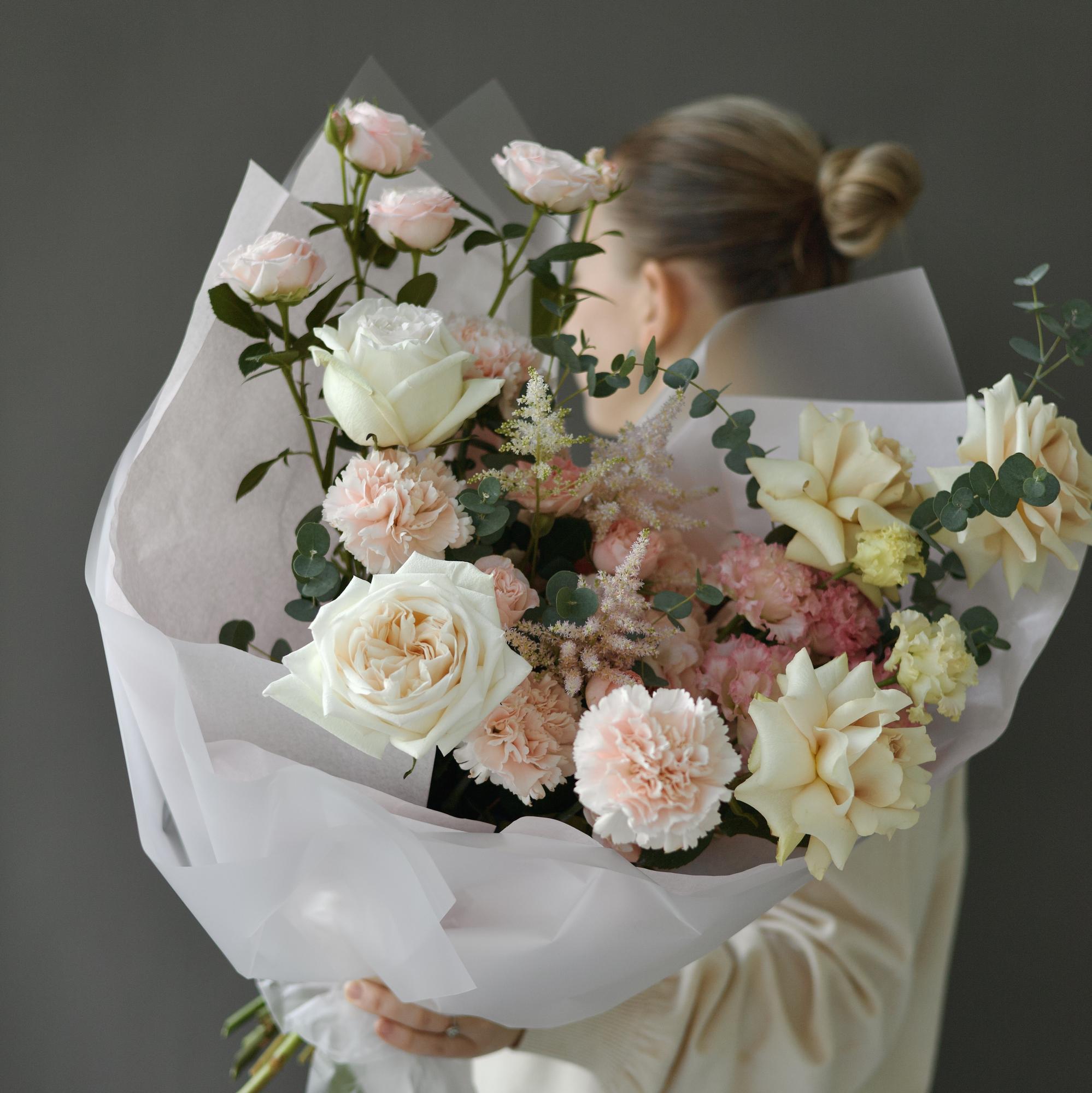 БУКЕТ СБОРНЫЙ РАСКИДИСТЫЙ В КРЕМОВОЙ ГАММЕ
