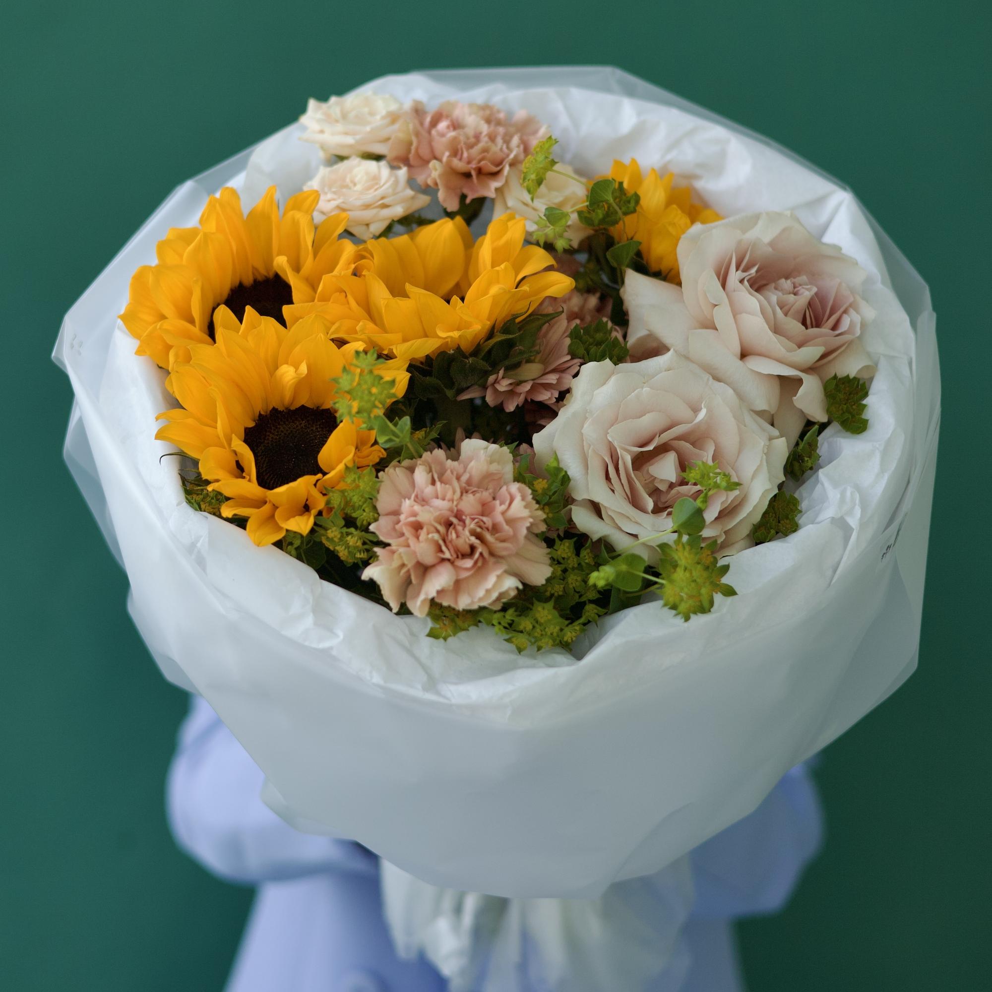 БУКЕТ СБОРНЫЙ С В ЯРКОЙ ГАММЕ С ПОДСОЛНУХАМИ