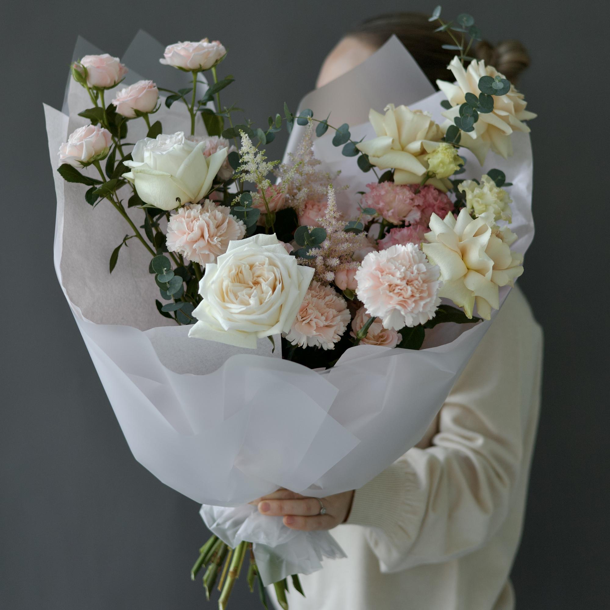 БУКЕТ СБОРНЫЙ РАСКИДИСТЫЙ В КРЕМОВОЙ ГАММЕ