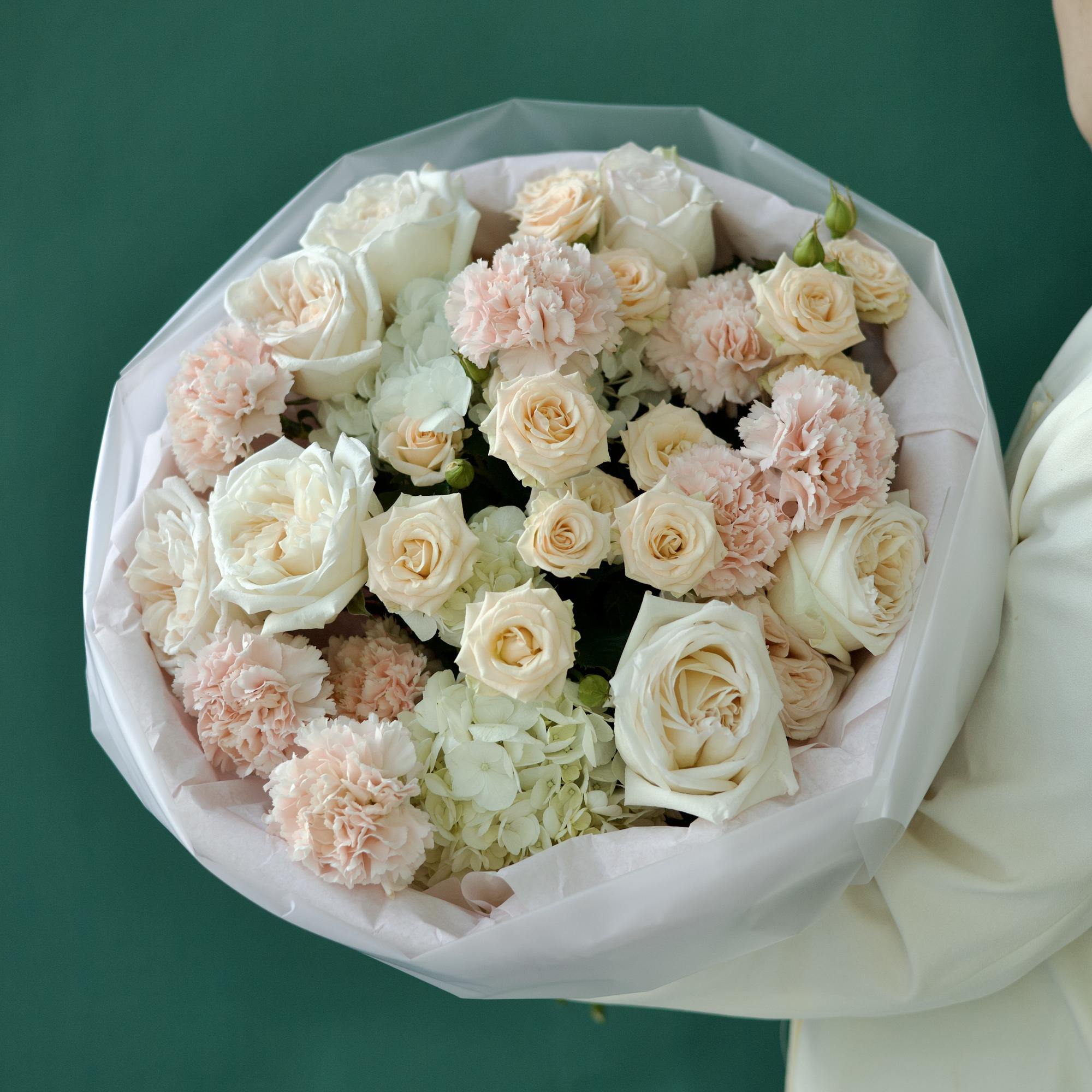 БУКЕТ СБОРНЫЙ В НЕЖНОЙ ГАММЕ С ПИОНОВИДНЫМИ РОЗАМИ