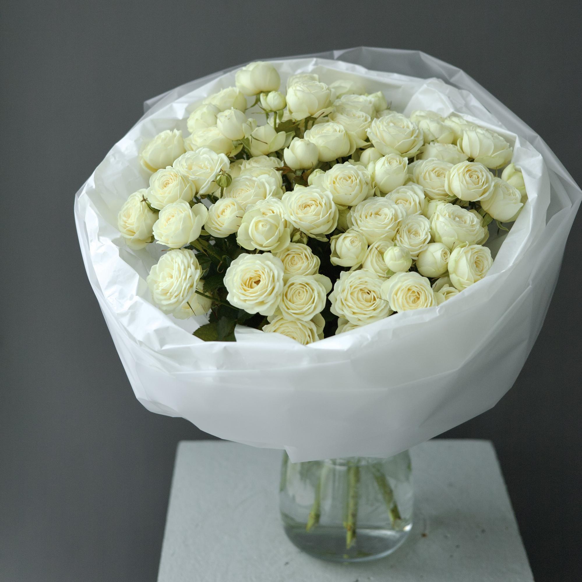 МОНО - БУКЕТ ИЗ КУСТОВОЙ РОЗЫ СНОУ ВОЛД