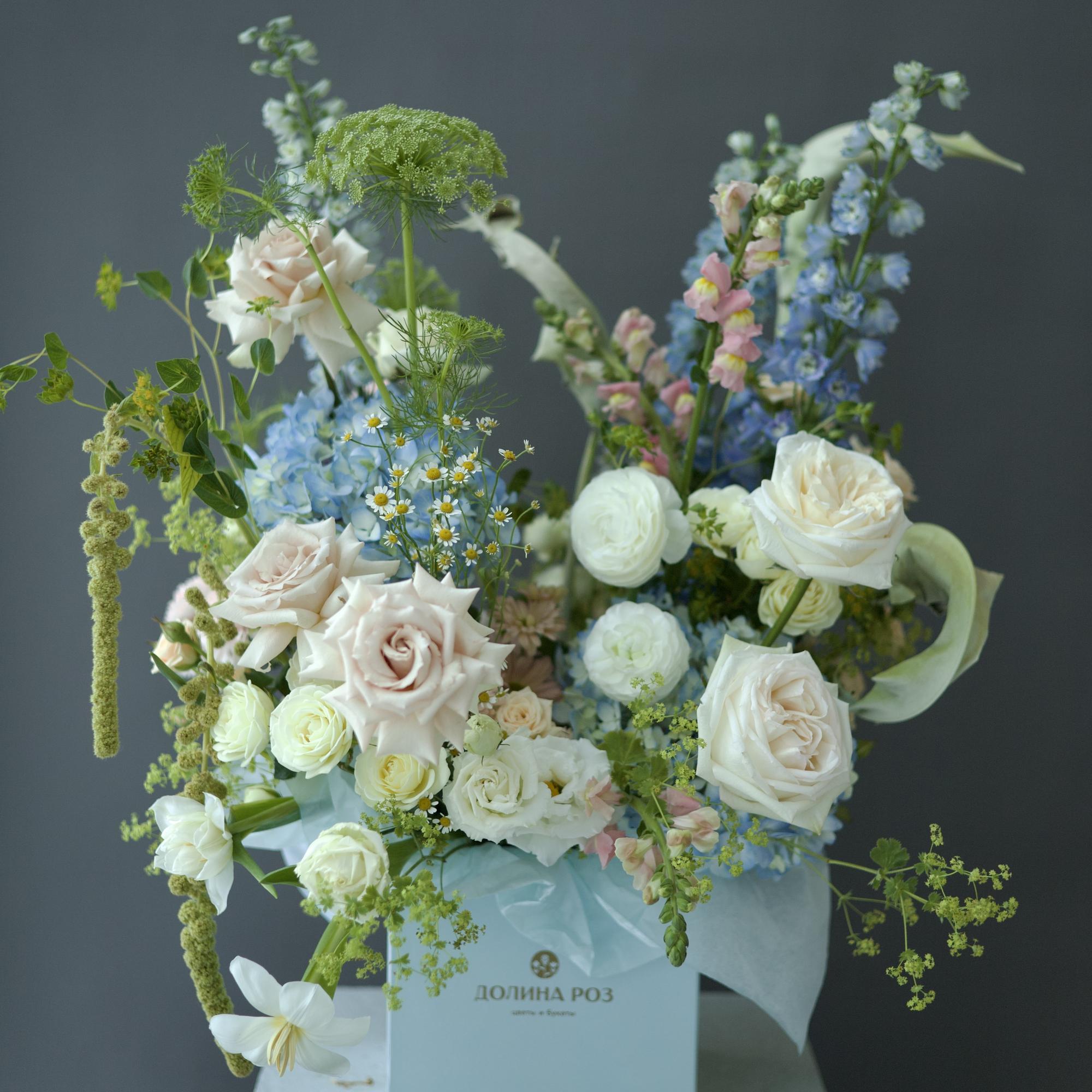 КОМПОЗИЦИЯ  В  БЕЛО - ГОЛУБОЙ ГАММЕ