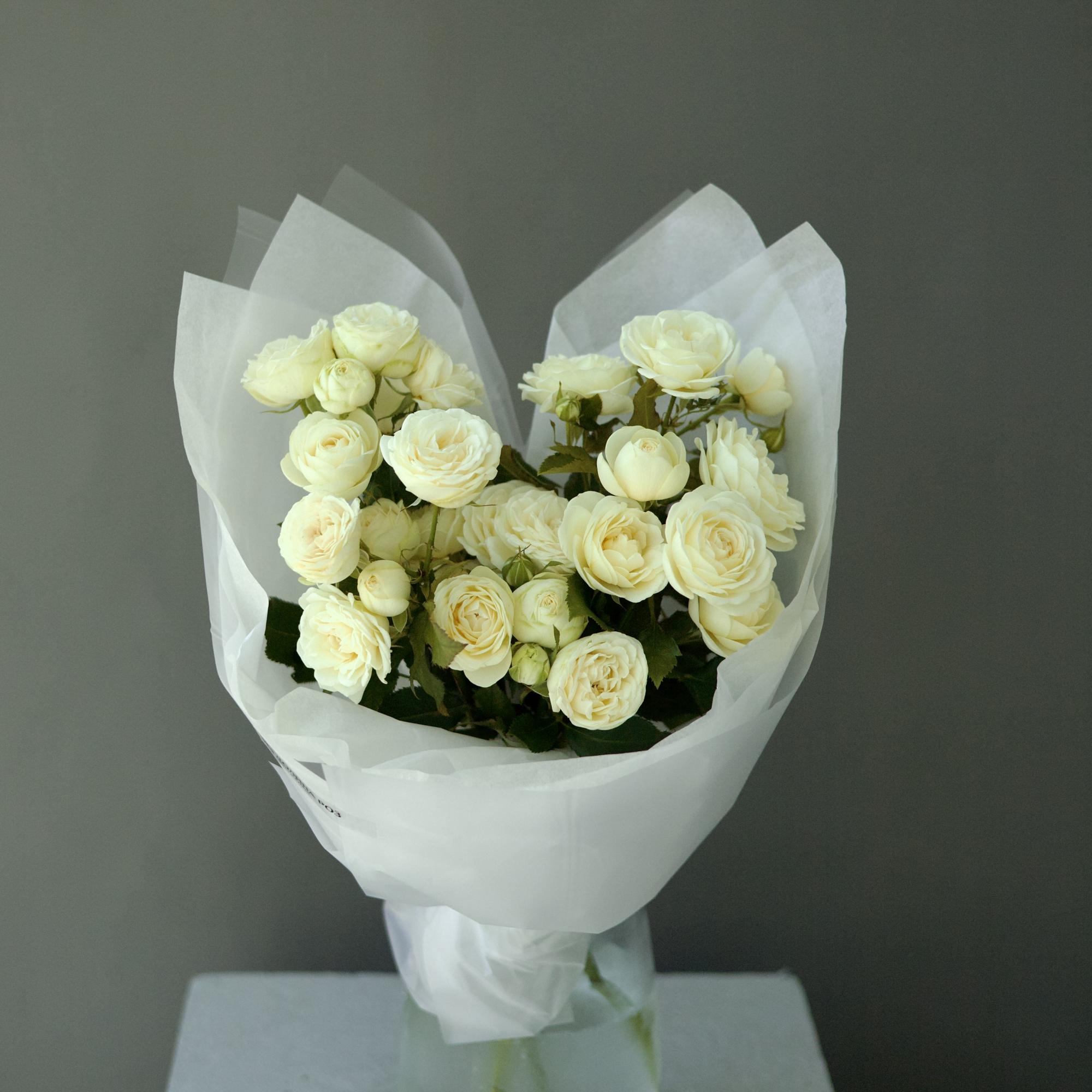 МОНО - БУКЕТ ИЗ КУСТОВОЙ РОЗЫ СНОУ ВОЛД