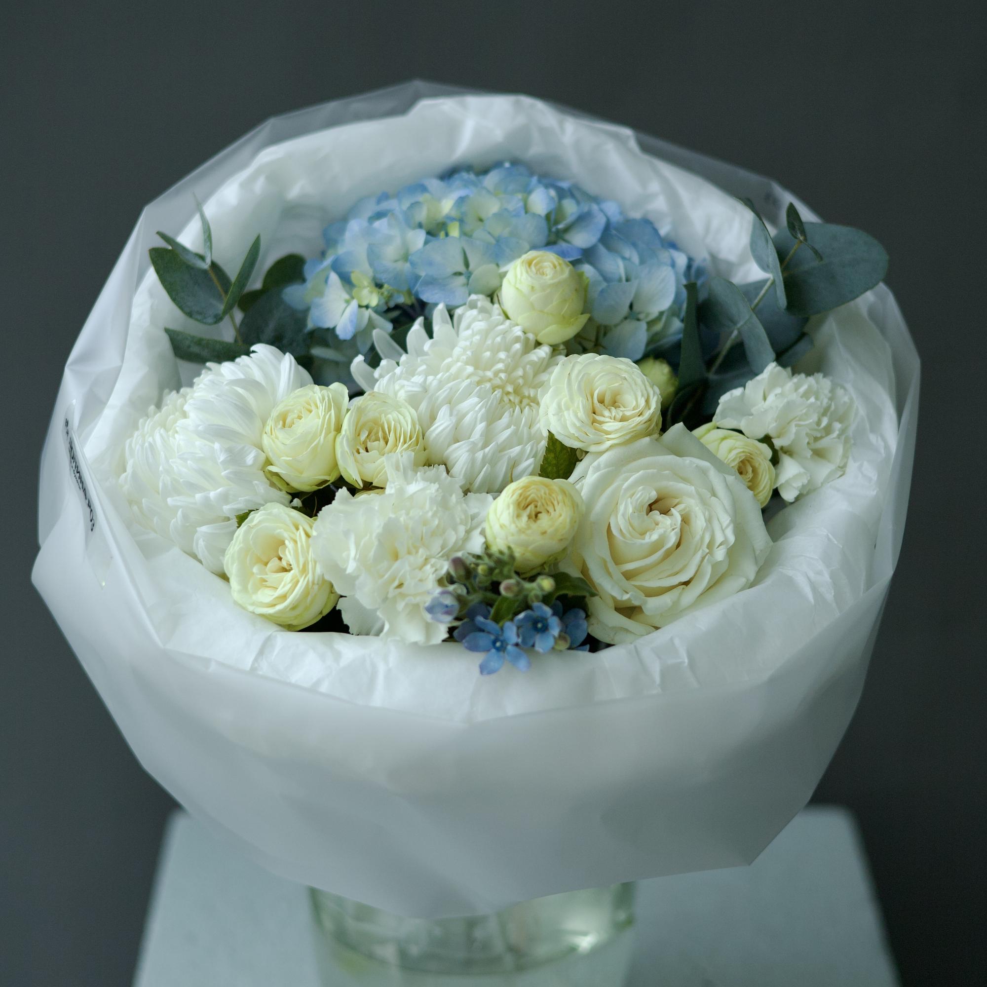 БУКЕТ СБОРНЫЙ В БЕЛО - ГОЛУБОЙ ГАММЕ