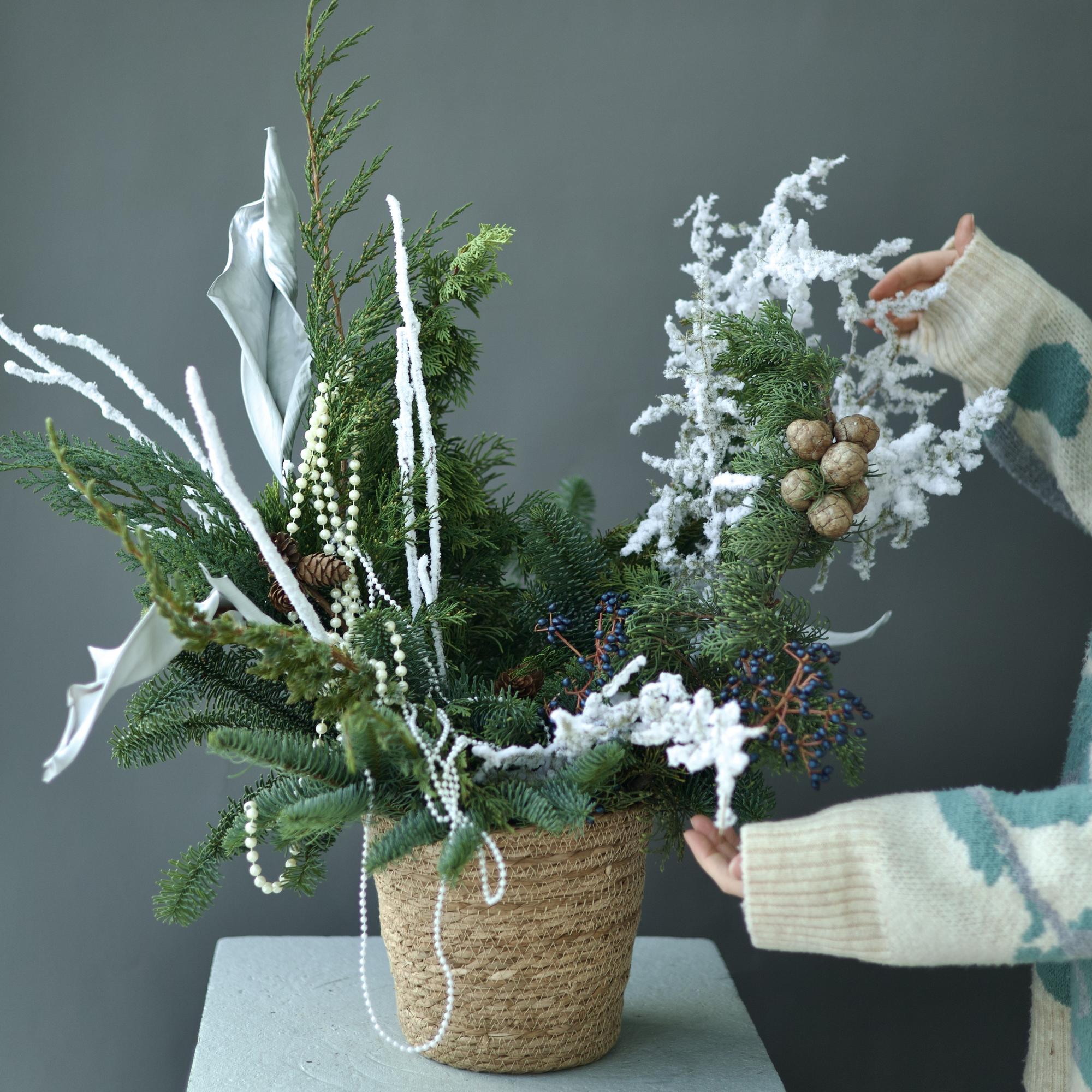 КОМПОЗИЦИЯ В ПЛЕТЕНОМ КАШПО