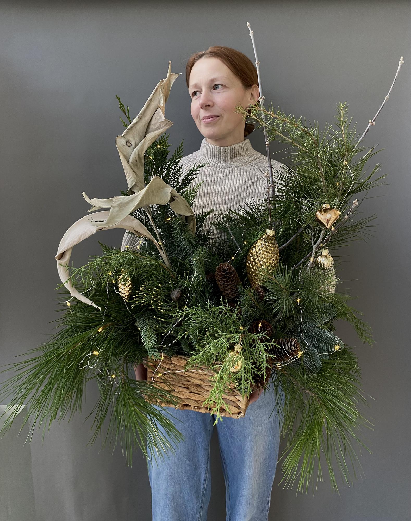 КОМПОЗИЦИЯ В ПЛЕТЕНОМ КАШПО