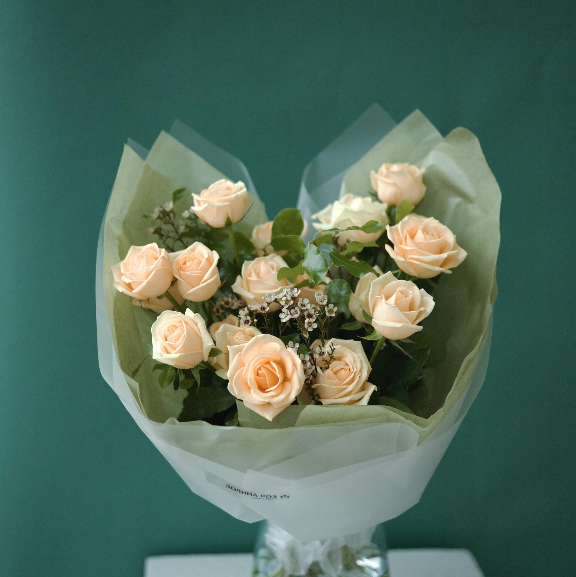 БУКЕТ ИЗ РОЗ СОРТА "ПИЧ АВАЛАНШ" И ВАКСФЛАУЭРА