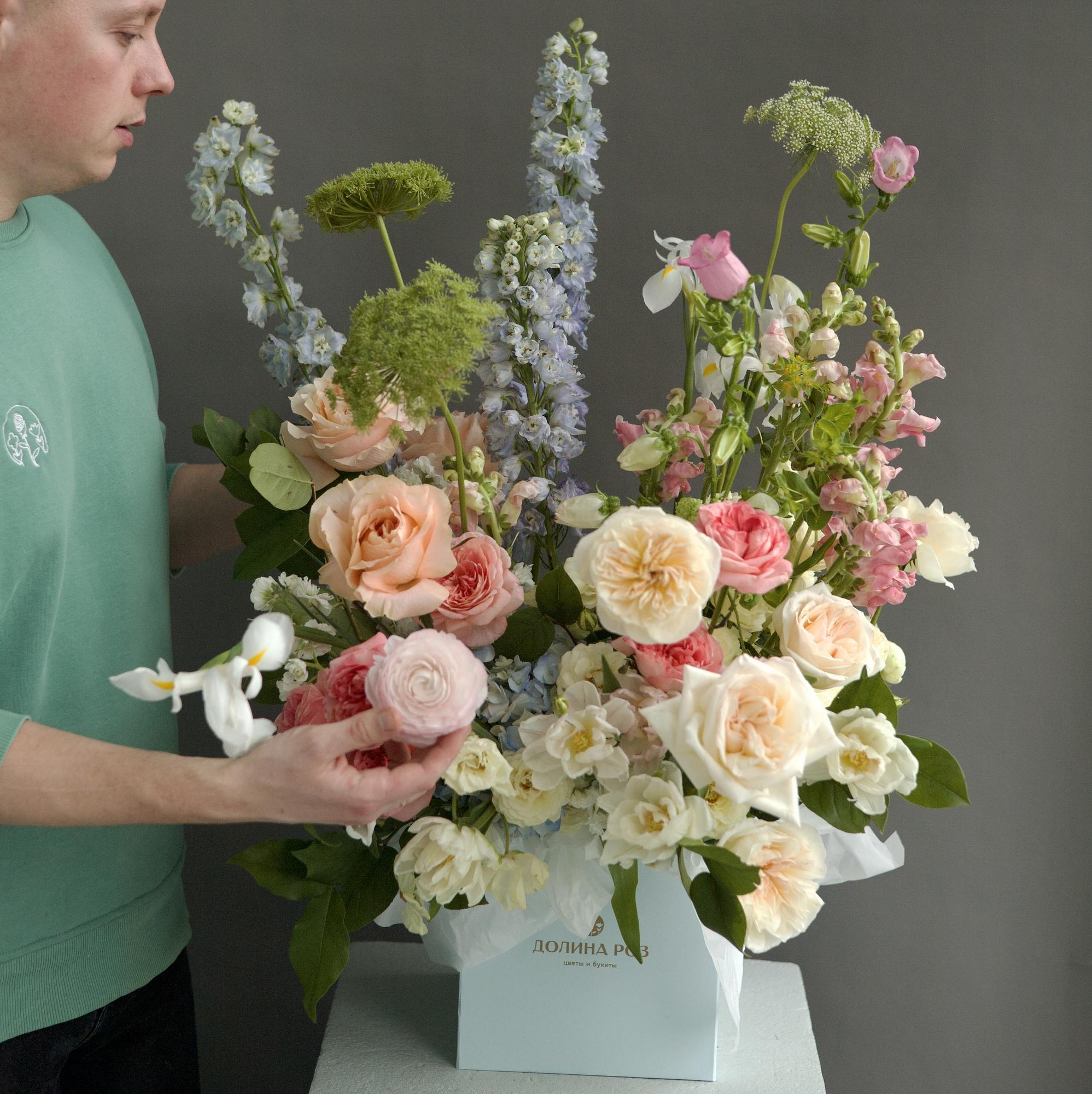 КОМПОЗИЦИЯ  В  РОЗОВО - ГОЛУБОЙ ГАММЕ