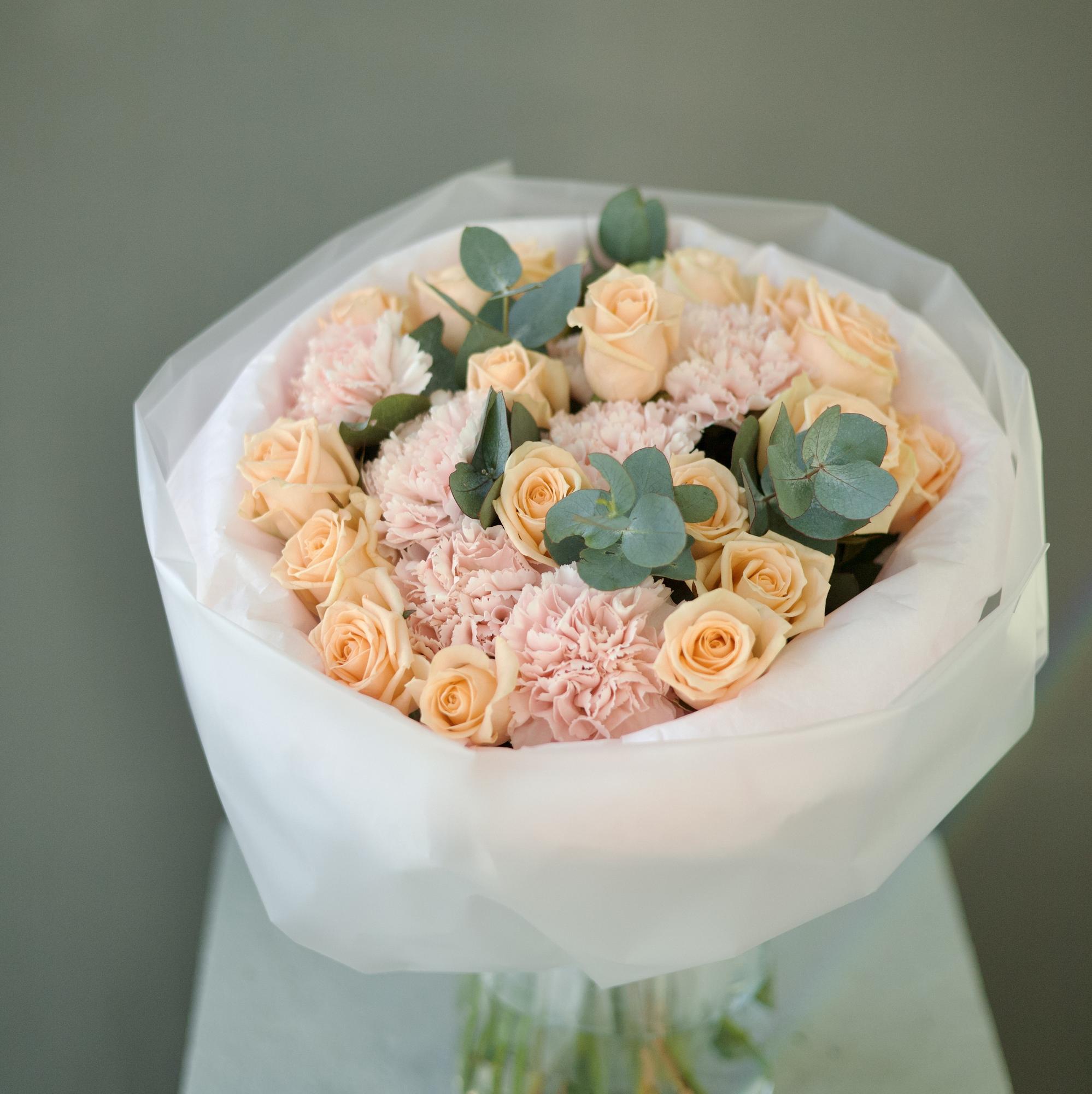 БУКЕТ ИЗ РОЗ "ПИЧ АВАЛАНШ" И ДИАНТУСОВ