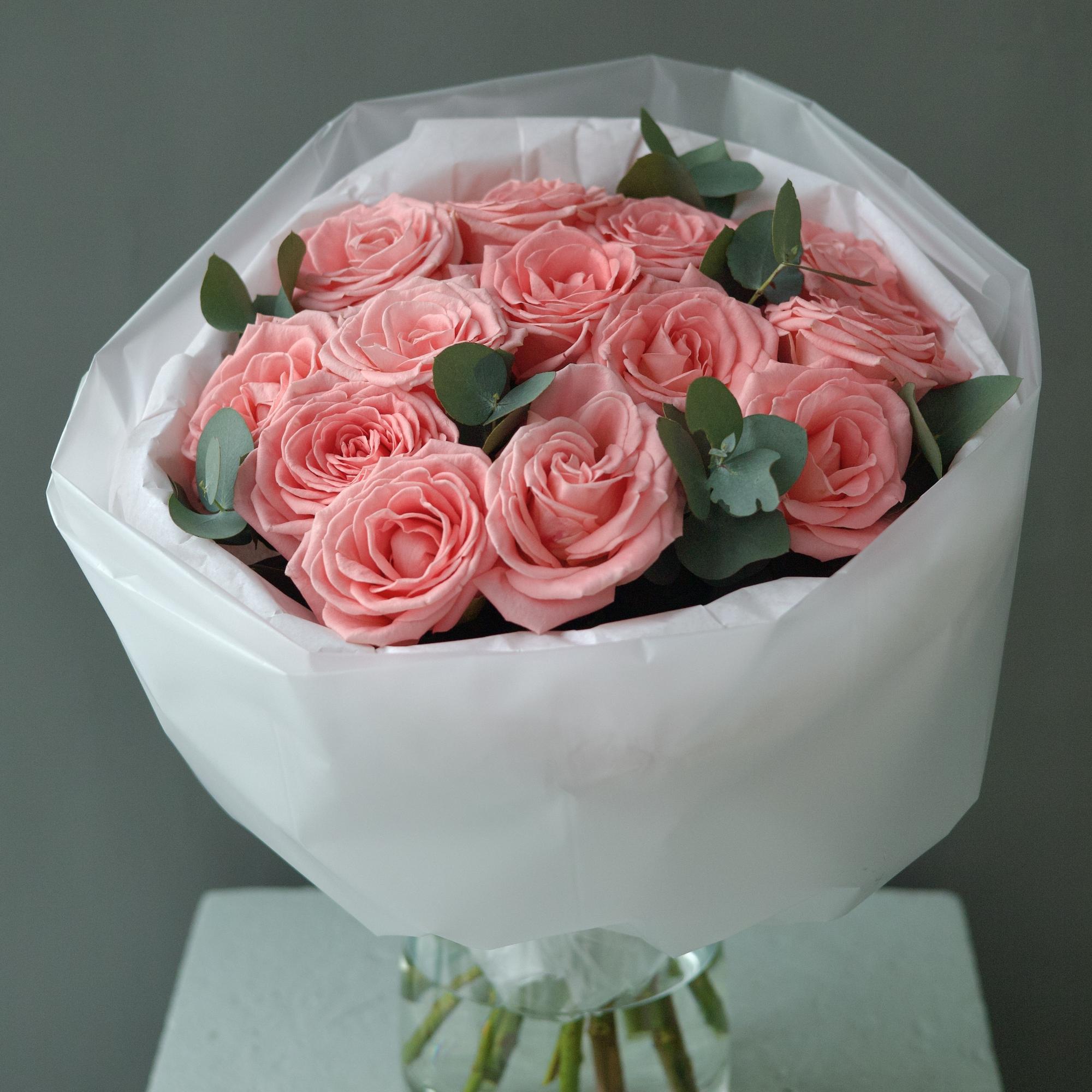 БУКЕТ ИЗ 13 РОЗ СОРТА "СОФИ ЛОРЕН" И ЭВКАЛИПТА