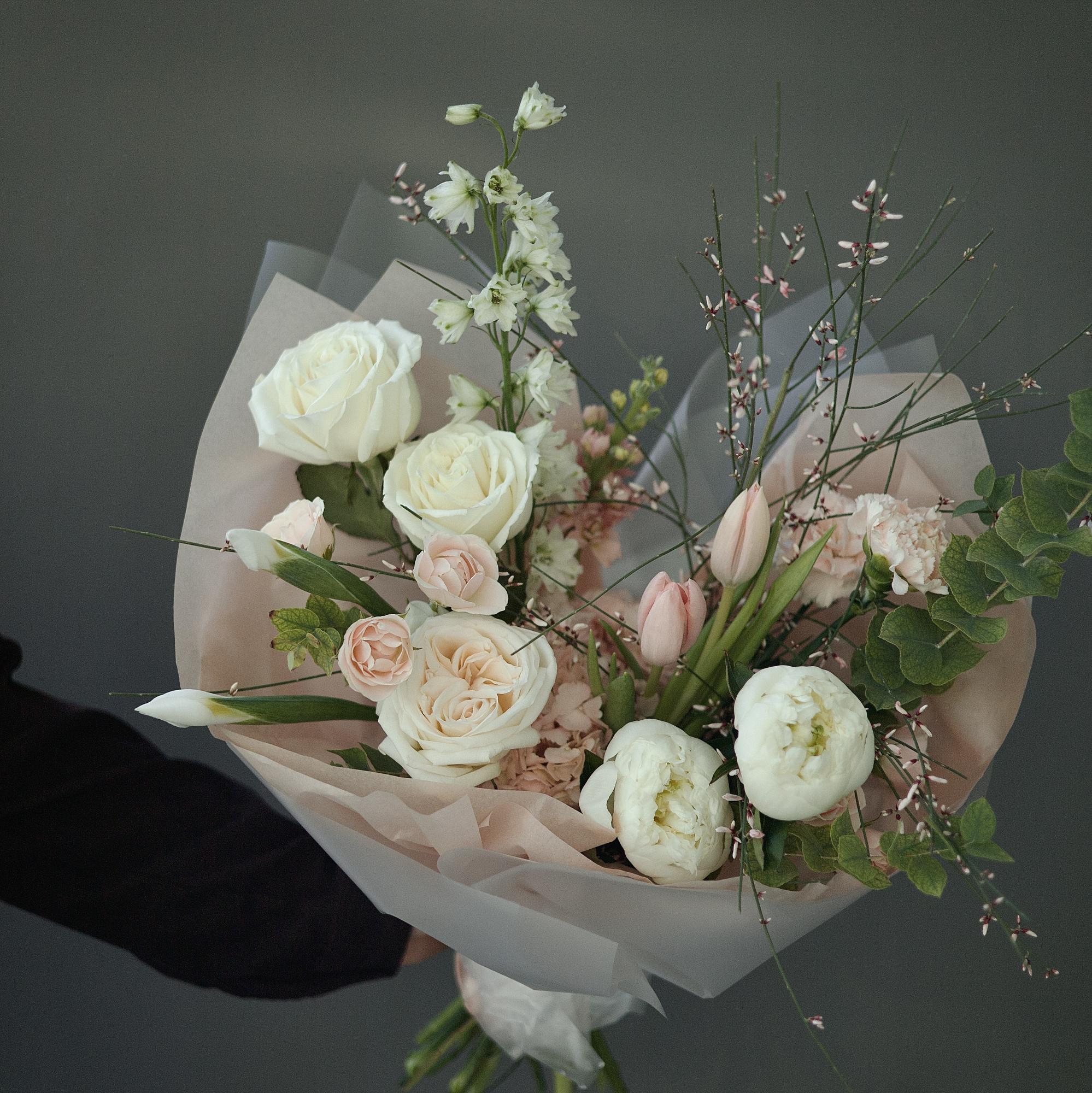 БУКЕТ СБОРНЫЙ РАСКИДИСТЫЙ В НЕЖНОЙ ГАММЕ С ПИОНАМИ