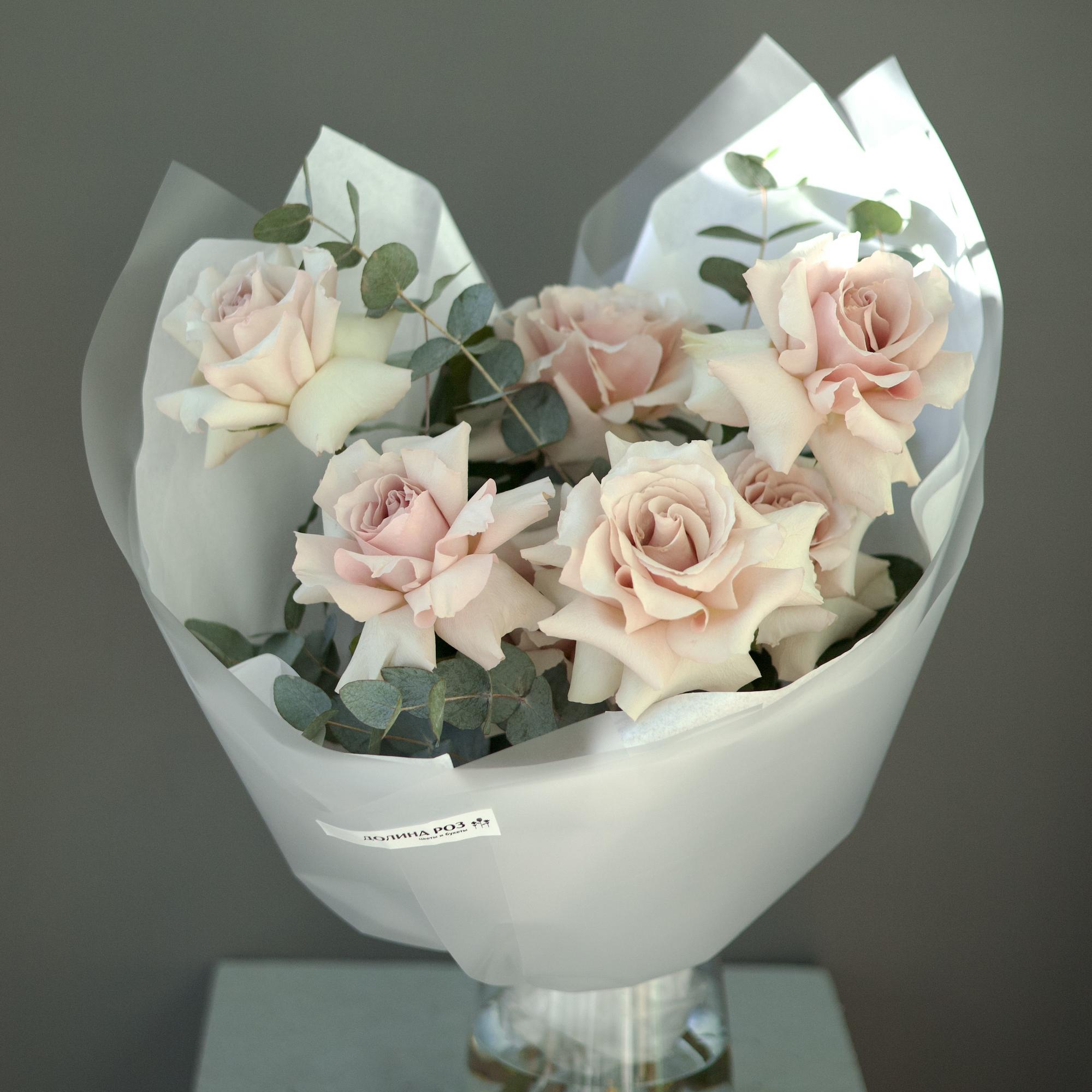 БУКЕТ ИЗ ЭКВАДОРСКИХ РОЗ И ЭВКАЛИПТА