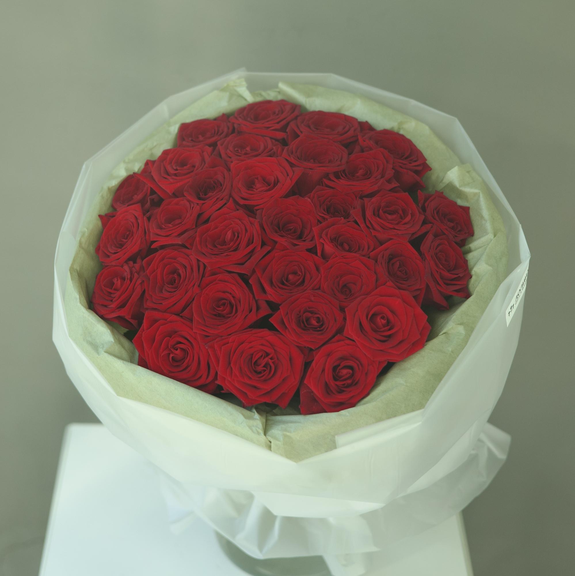 МОНО-БУКЕТ ИЗ 31 РОЗ СОРТА "РЕД НАОМИ"