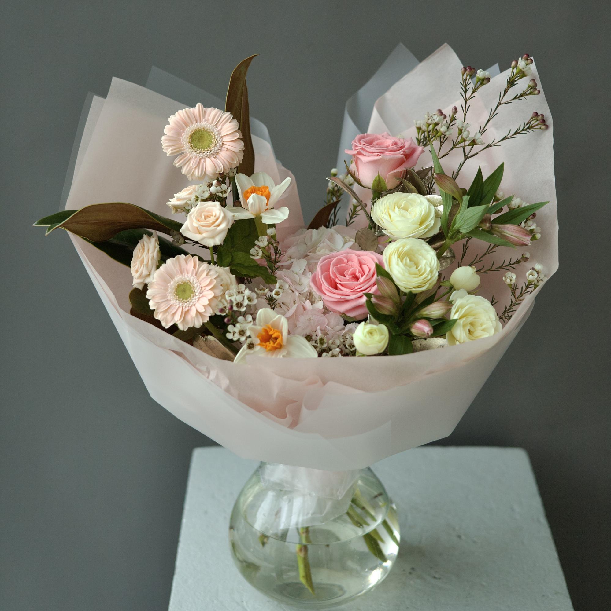 БУКЕТ СБОРНЫЙ РАСКИДИСТЫЙ В НЕЖНОЙ ГАММЕ