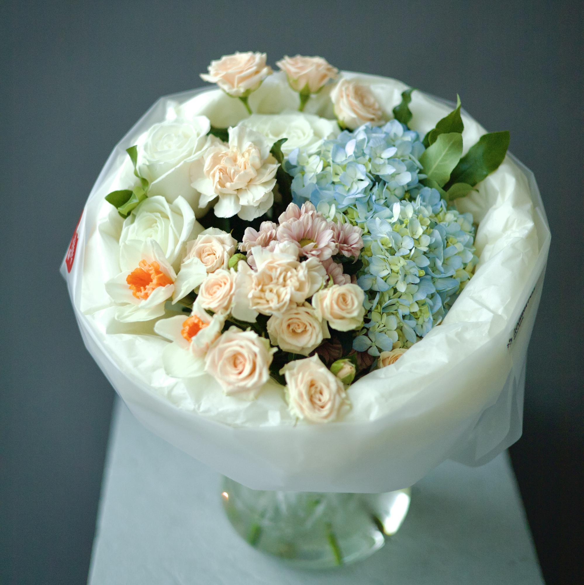 БУКЕТ СБОРНЫЙ В КРЕМОВО - ГОЛУБОЙ ГАММЕ