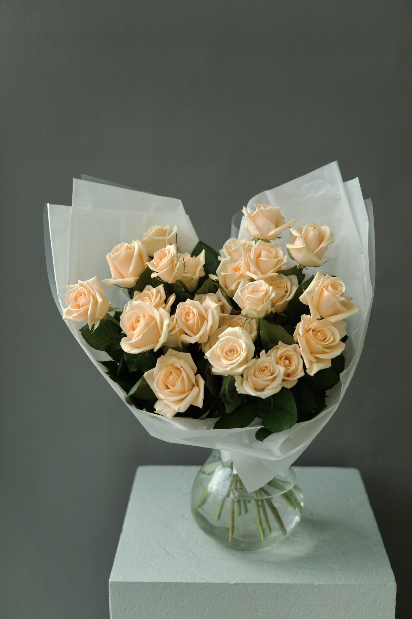 МОНО-БУКЕТ ИЗ 25 РОЗ СОРТА "ПИЧ АВАЛАНШ"