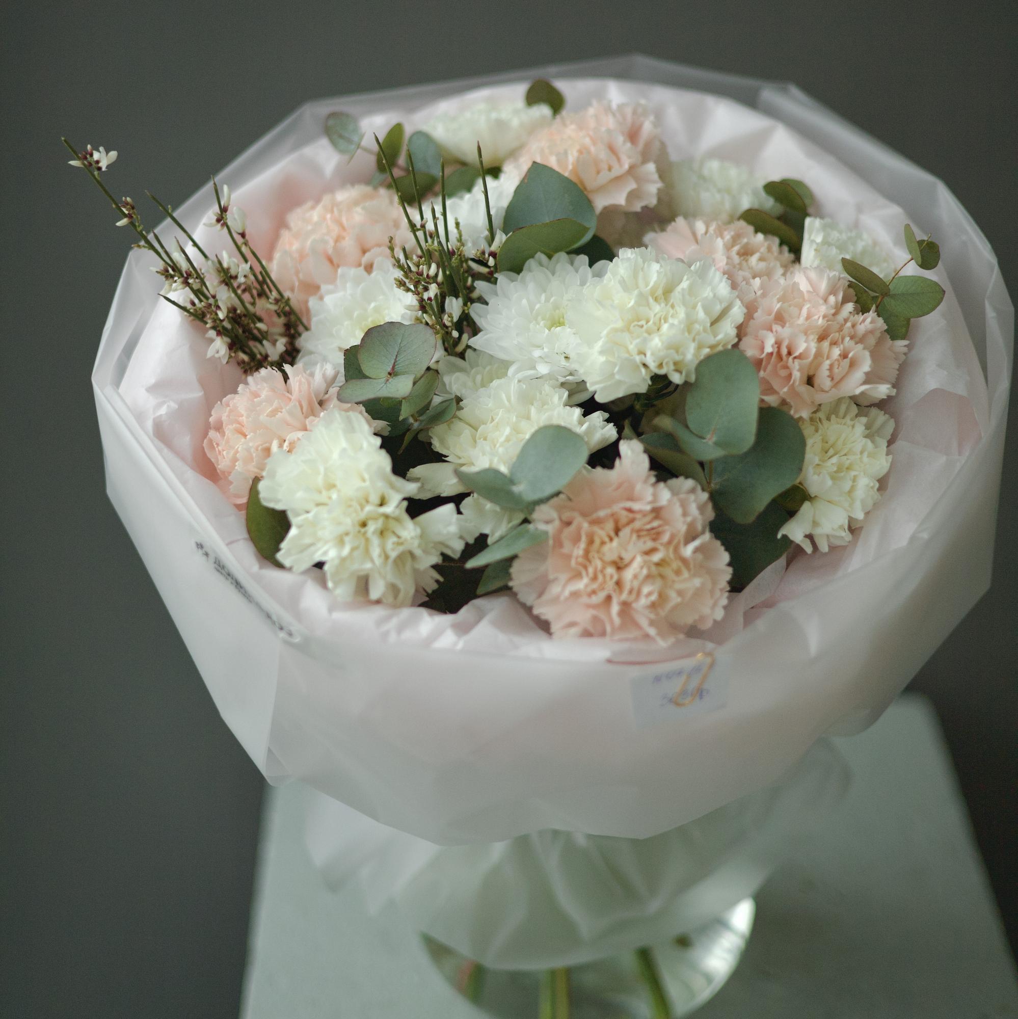 БУКЕТ-МИКС ИЗ ГВОЗДИК, ЭВКАЛИПТА