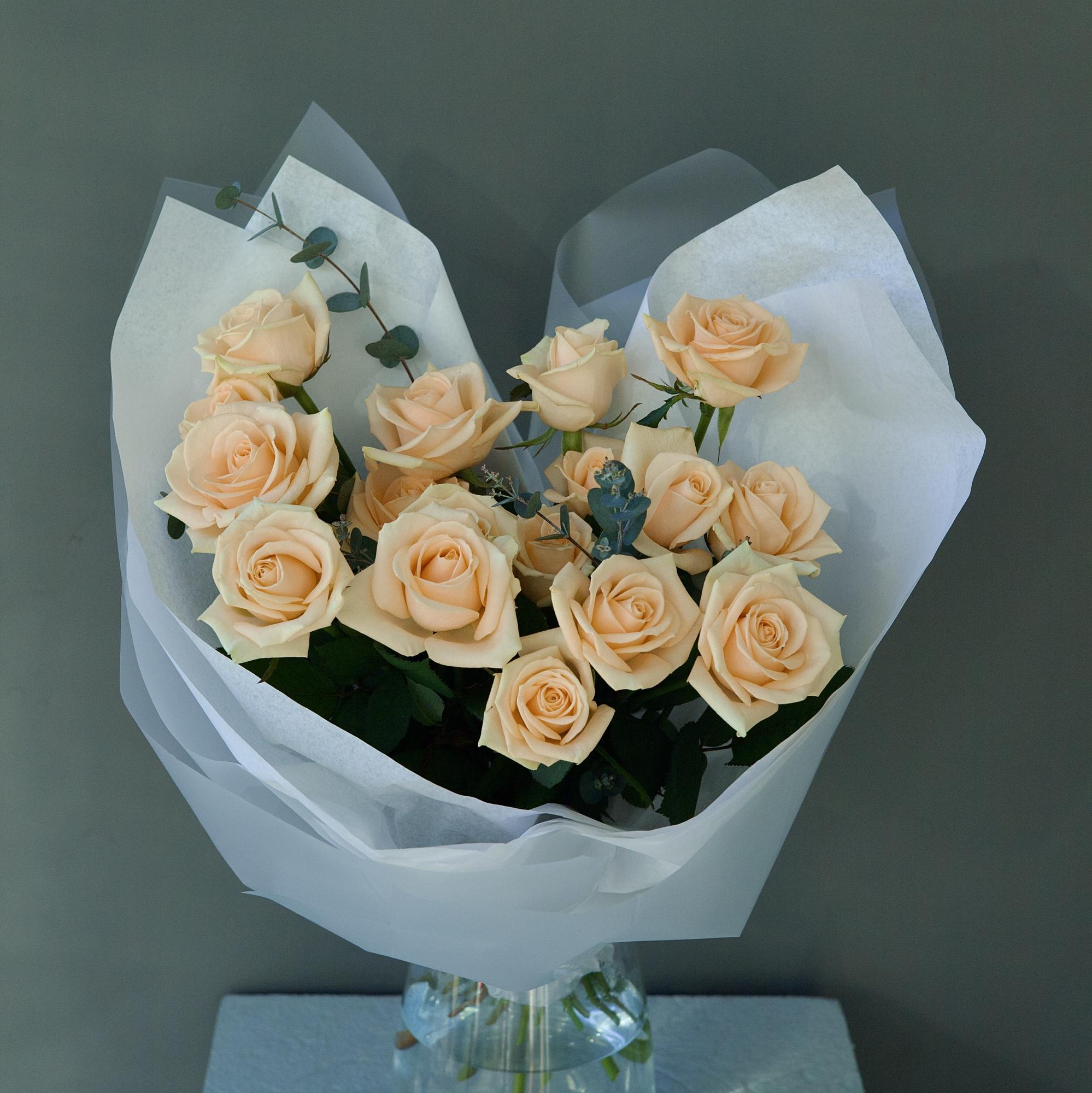 БУКЕТ ИЗ РОЗ СОРТА "ПИЧ АВАЛАНШ" И ВАКСФЛАУЭРА