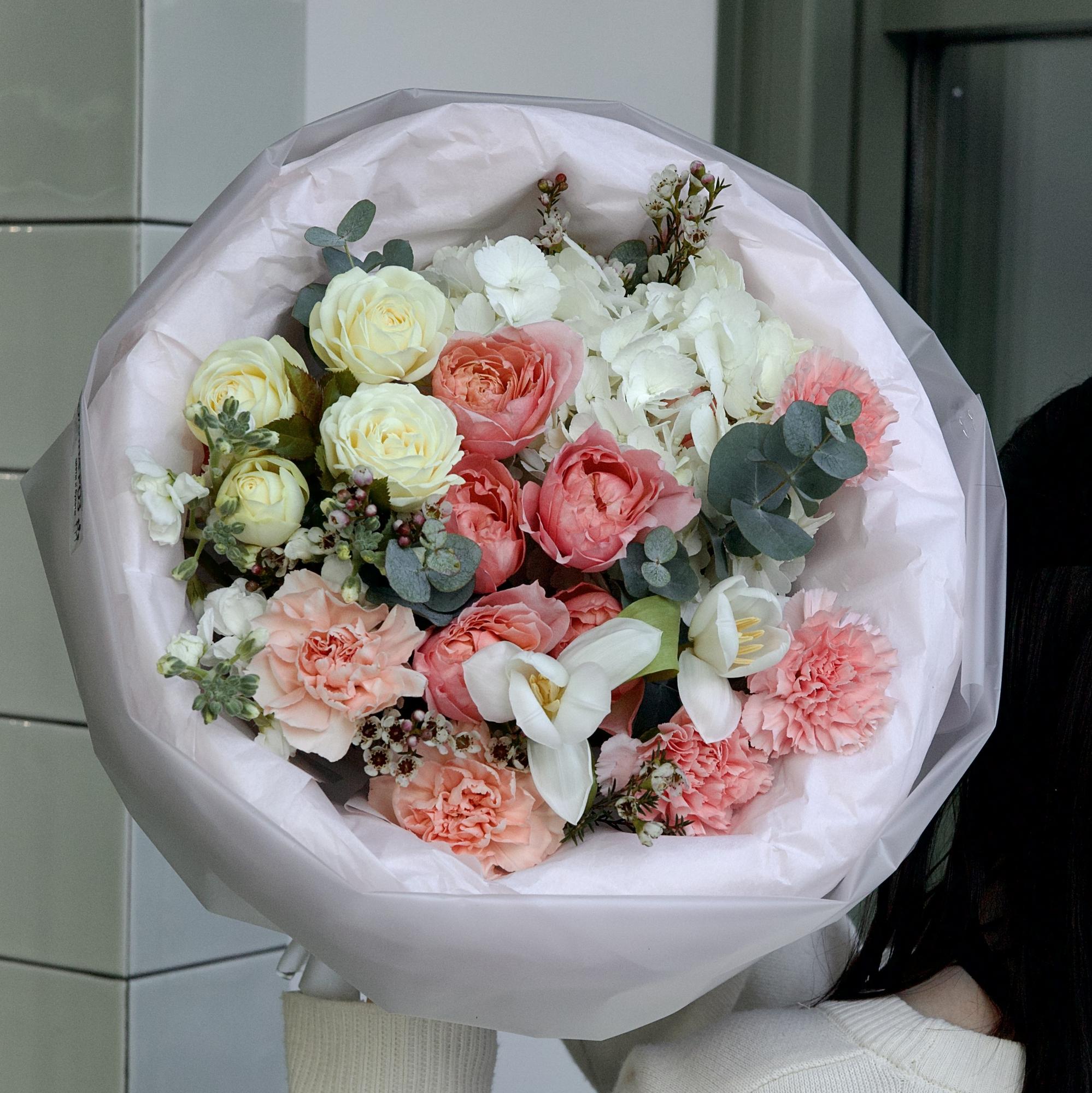 БУКЕТ СБОРНЫЙ КРУГЛЫЙ В КРЕМОВО - КОРАЛЛОВОЙ ГАММЕ