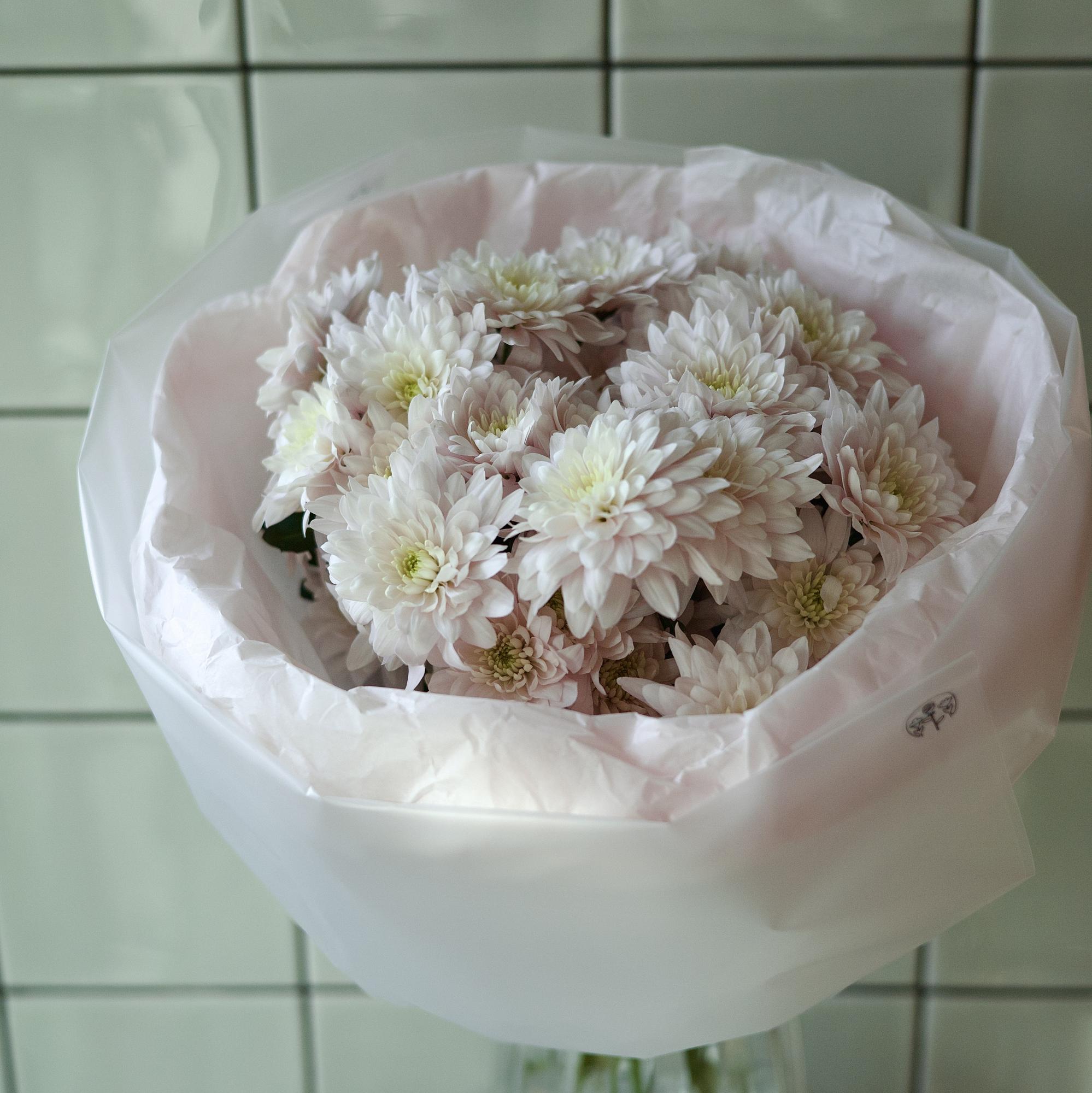 МОНО - БУКЕТ ИЗ КУСТОВЫХ ХРИЗАНТЕМ