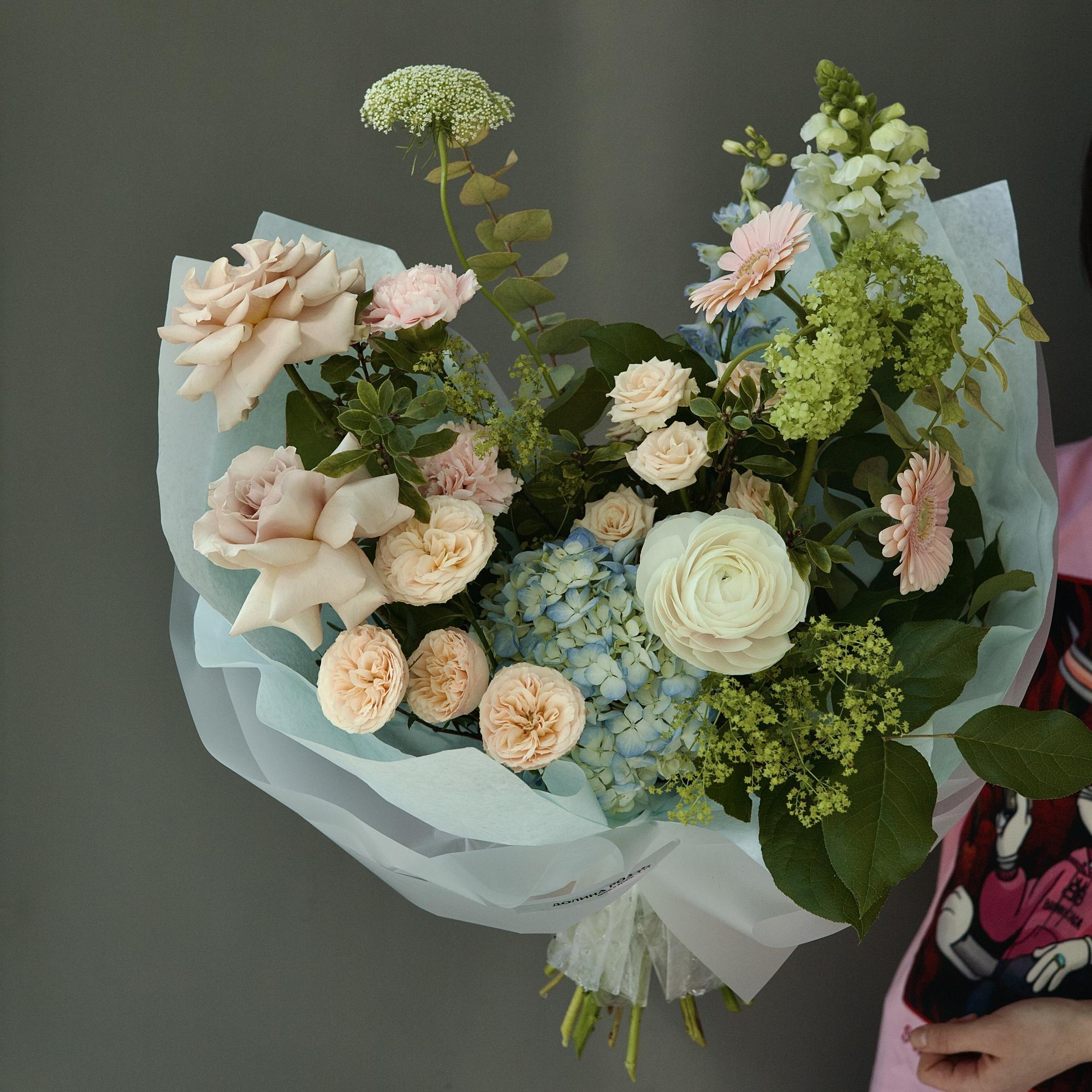 БУКЕТ СБОРНЫЙ РАСКИДИСТЫЙ В  РОЗОВО - ЗЕЛЕНОЙ  ГАММЕ