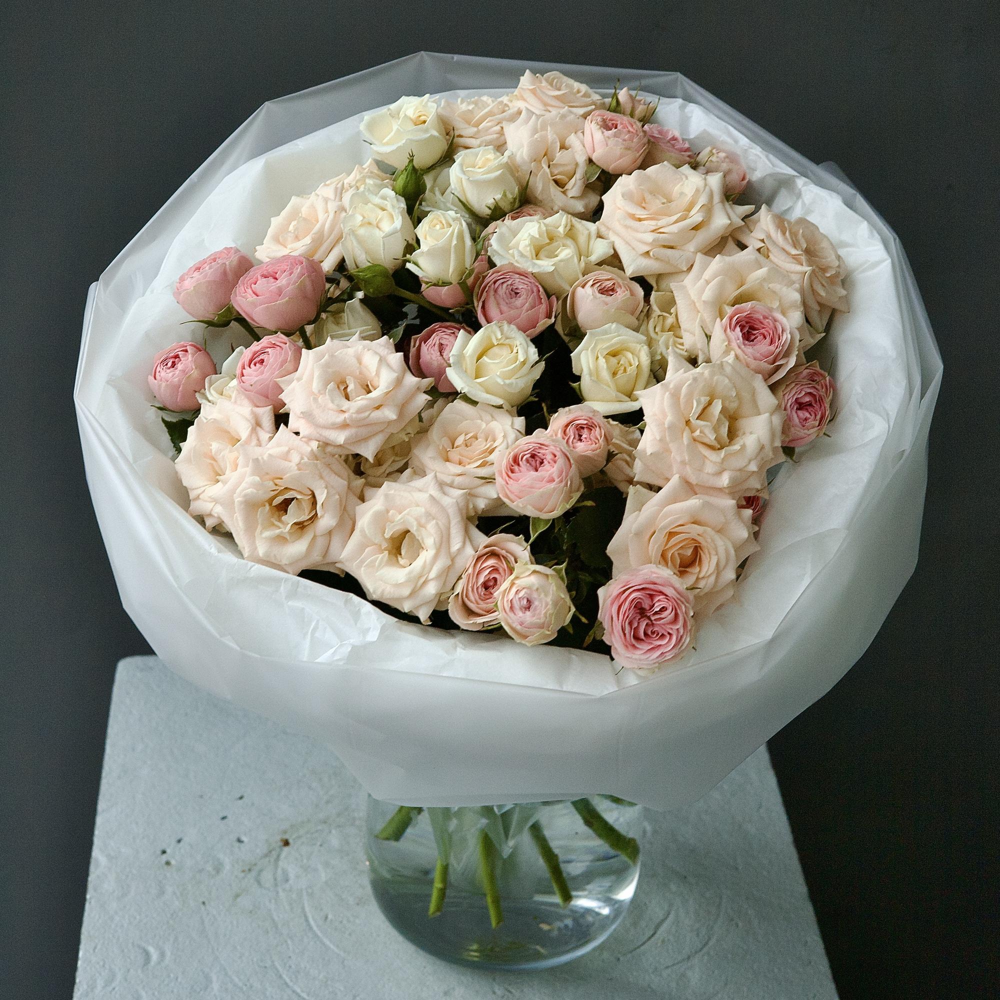 МИКС - БУКЕТ ИЗ КУСТОВЫХ РОЗ "КЭТТИ" И "БЕЛАРУСИ"