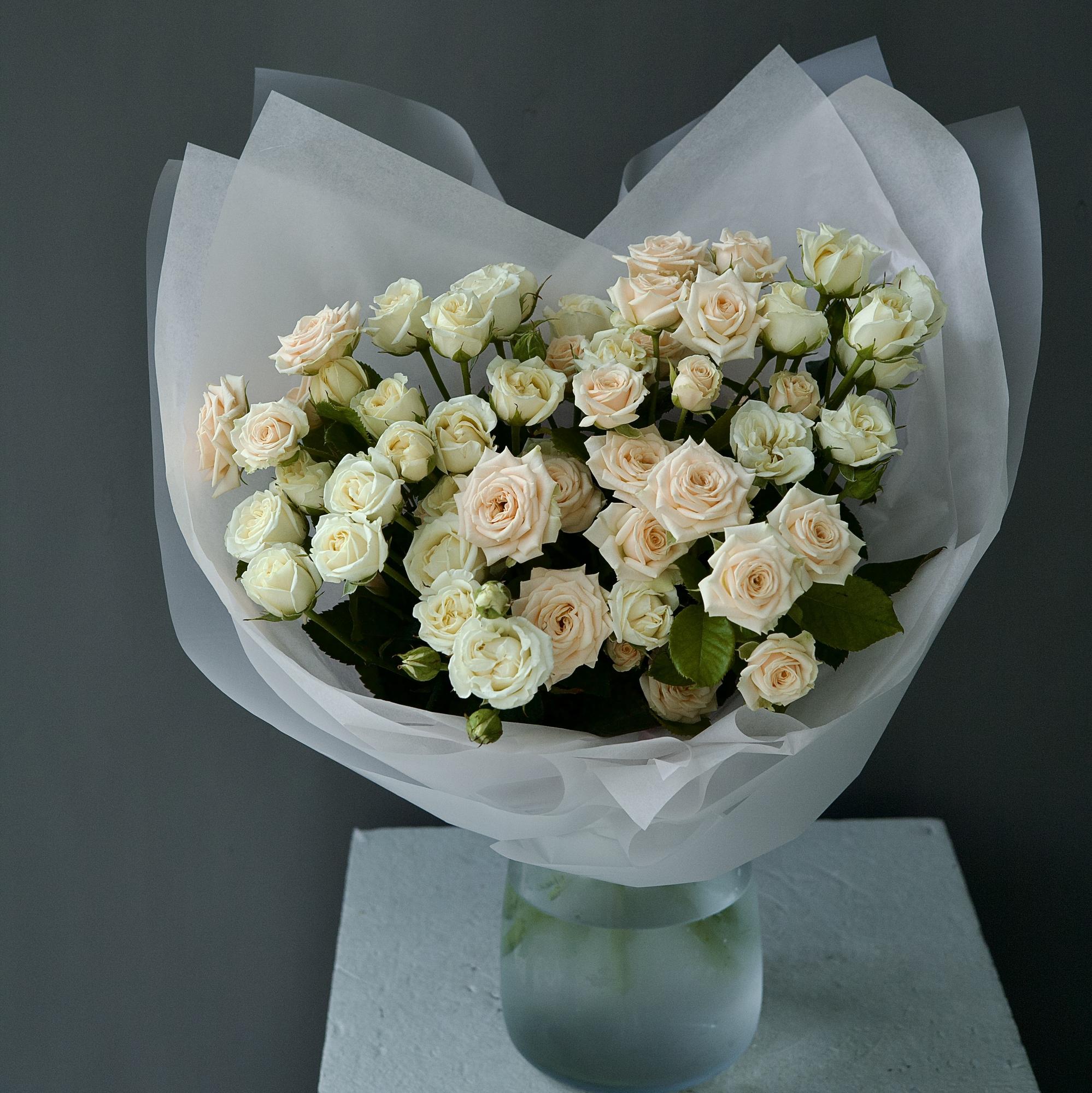 МИКС - БУКЕТ ИЗ КУСТОВЫХ РОЗ "ТАНИ" И "БЕЛАРУСИ"