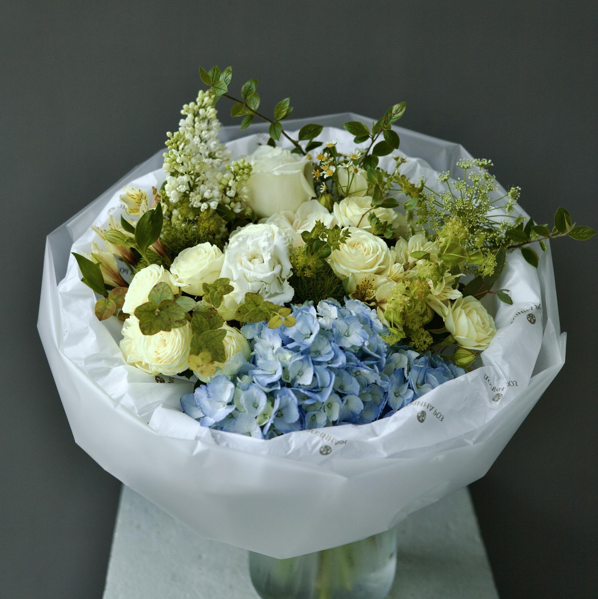 БУКЕТ В КРЕМОВО - ГОЛУБОЙ ГАММЕ