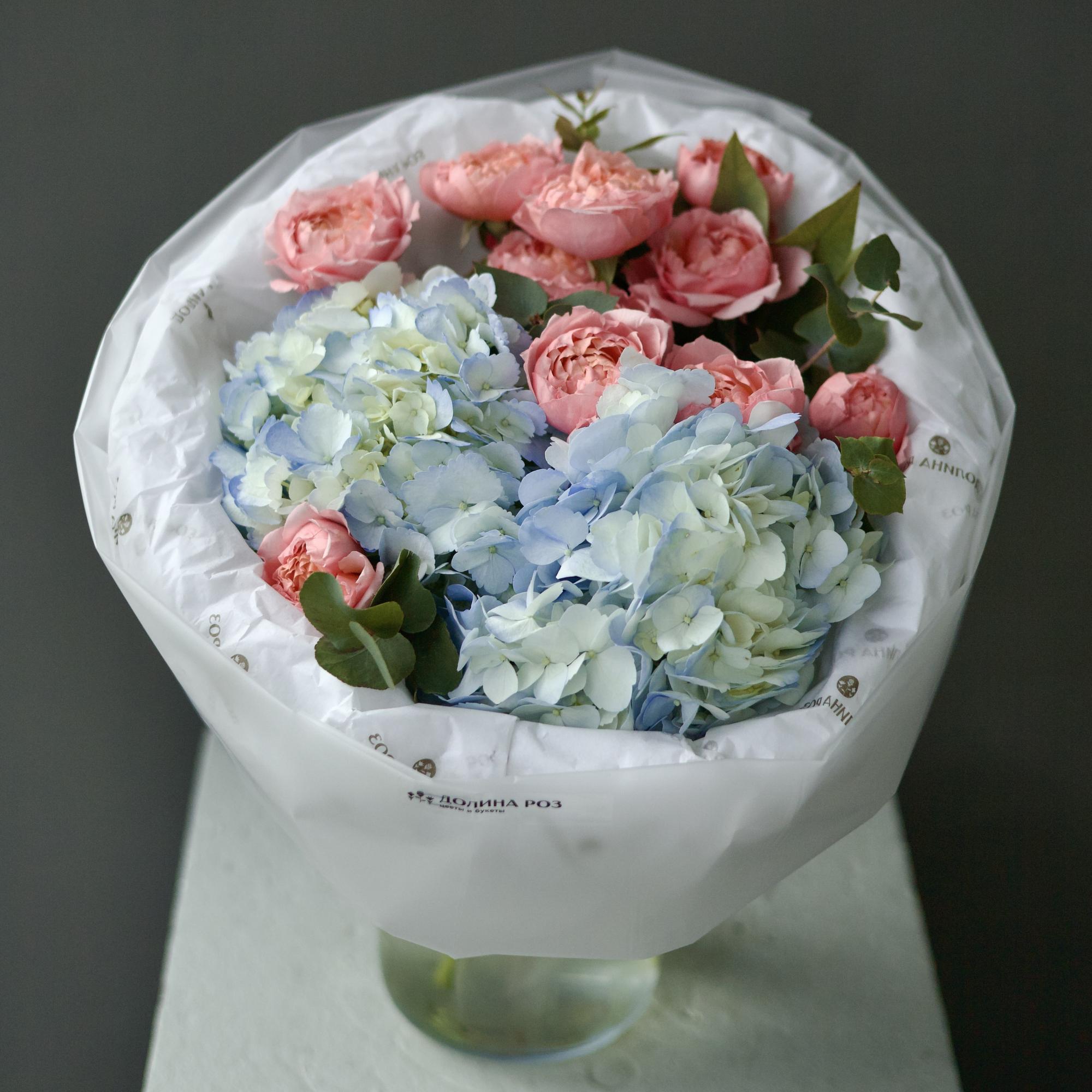 БУКЕТ В КОРАЛЛОВО - ГОЛУБОЙ  ГАММЕ